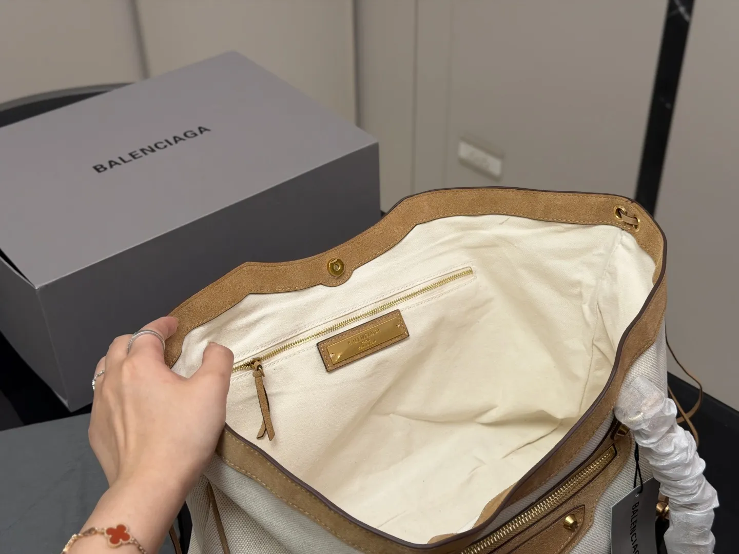 &yen;280 &yen;270 折叠盒 巴黎世家 超时髦 Balenciaga 托特包 简单实用耐看 愈看愈好看！！ size：40.27cm 29.19cm