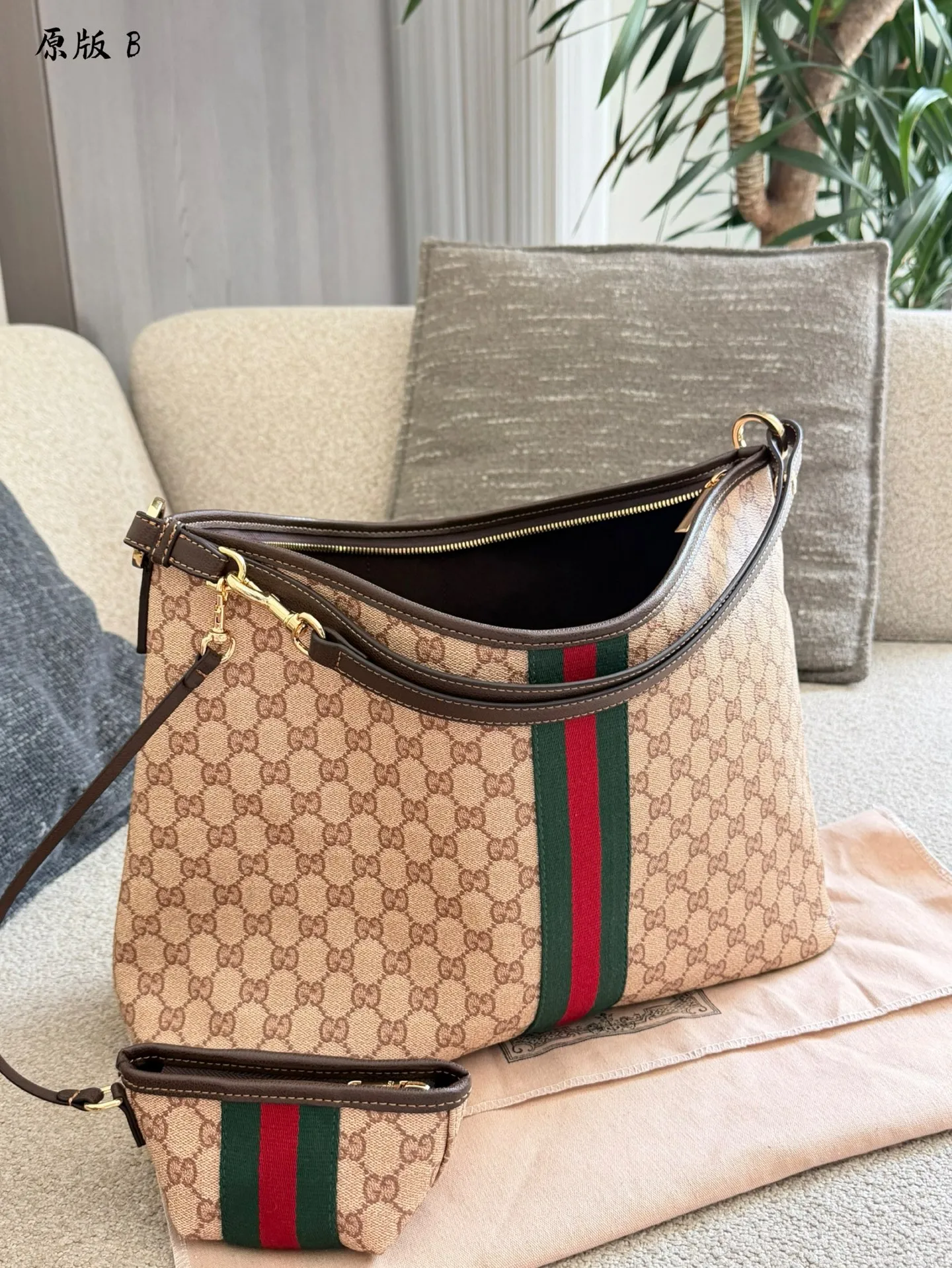 p200 Gucci田曦薇同款通勤二合一Hobo Gucci Essence Hobo包包主包可单独使用,轻松装下日常随身物品可轻松装下Macbook💻 附带迷你小包,可放 AirPods、钥匙、唇膏等小物,也能拆卸搭配,增加层次感 原版皮配皮芯片版 配挂件,是原版皮料纹理 不是杏布 也不是老花 原版一样的新料 35cm