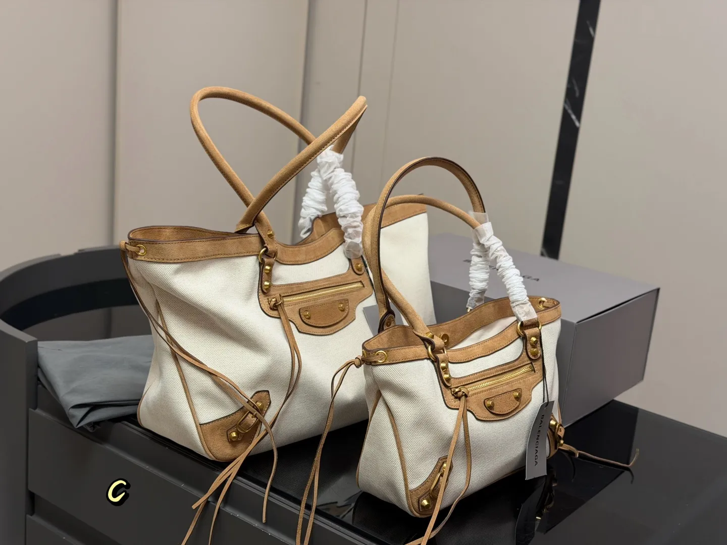 &yen;280 &yen;270 折叠盒 巴黎世家 超时髦 Balenciaga 托特包 简单实用耐看 愈看愈好看！！ size：40.27cm 29.19cm