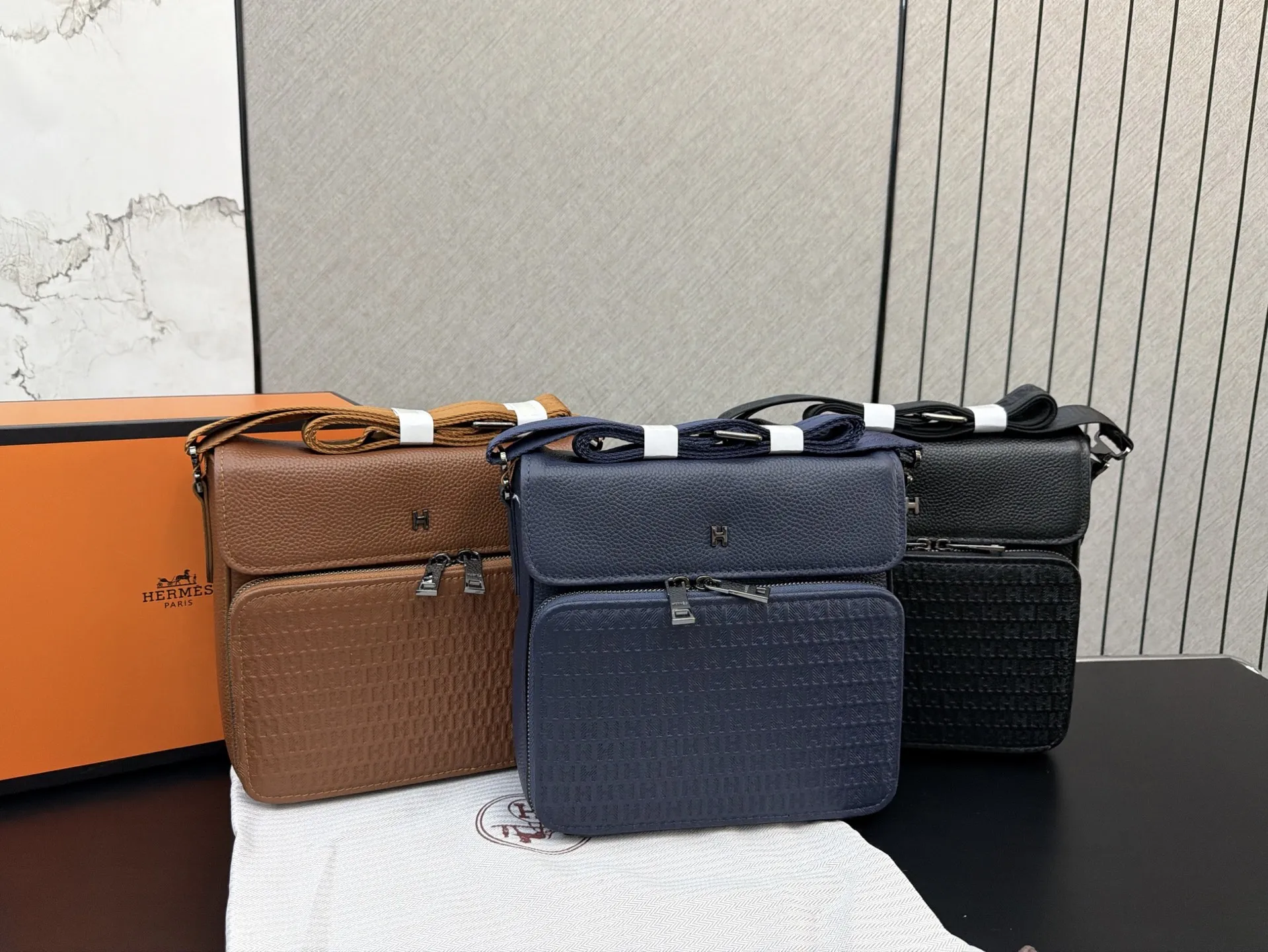 P180 Herm&egrave;s 爱马仕 压花牛皮邮差包 男士单肩斜挎包 经典百搭 实物拍摄 配送防尘袋 礼盒 22 x 19 cm