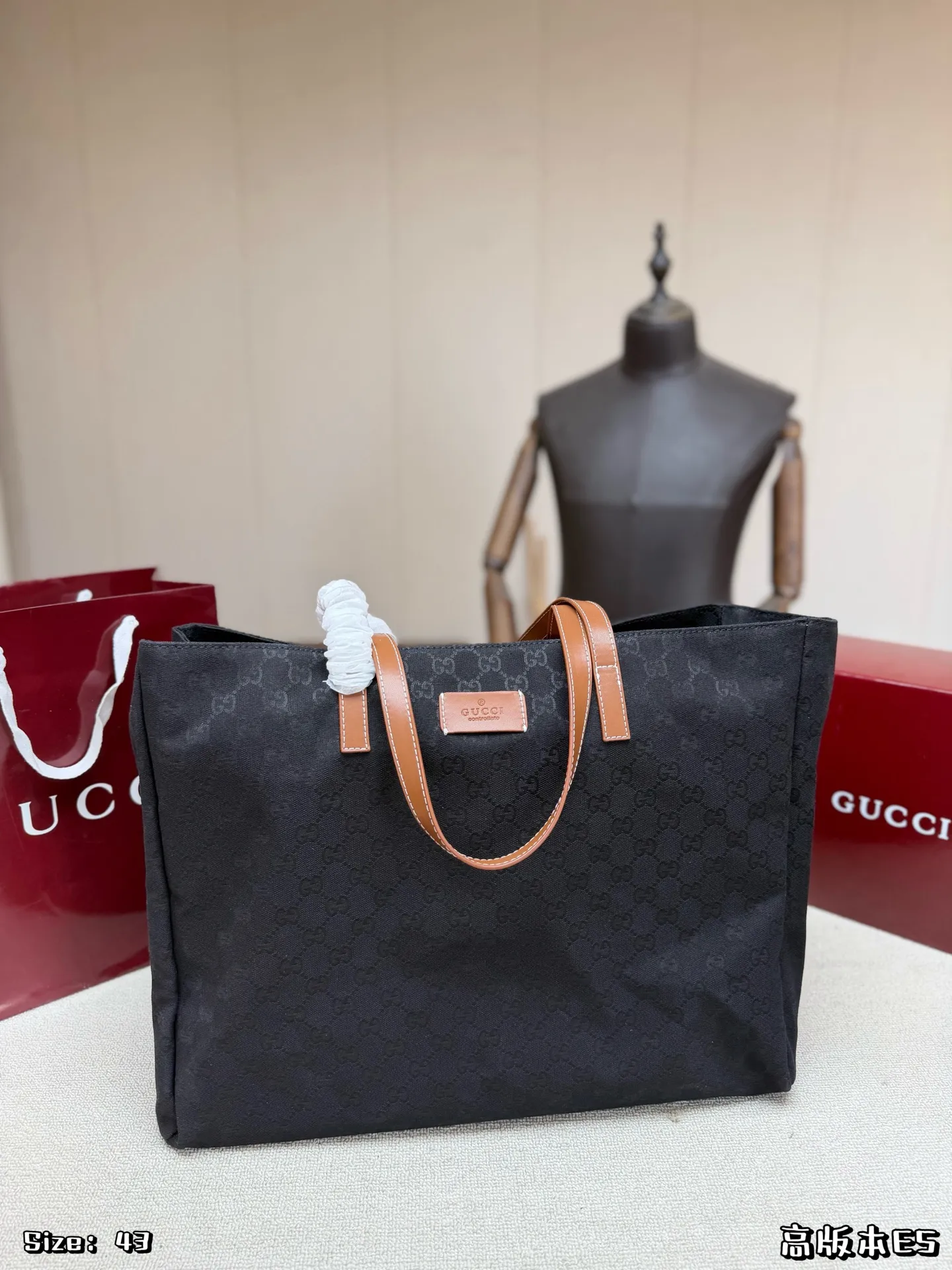 P200，无盒 👜Gucci GG提花托特包，深蓝色织物+棕色皮革手柄，简约大气又超有辨识度✨。包身GG提花低调奢华，容量大，通勤or短途旅行都超实用！皮革手柄质感满分，手提肩背都OK，百搭不挑风格～Gucci经典元素，时尚与实用兼备，真的很推荐！ 尺寸：43&times;34