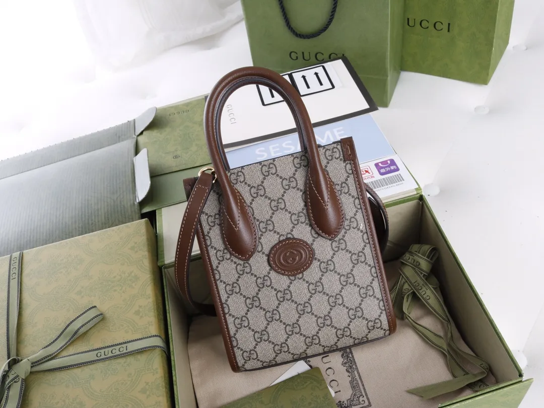 【380💰 跑量价】 简介:自问世以来,互扣式双G一直都是品牌的标志性元素之一。耳熟能详的品牌象征与皮革细节相融汇,令这款托特包成为瞩目的焦点。经典双G字母交织帆布材质令整款设计散发出强烈的品牌内涵。 💐型号✨671623正品原厂皮 💐材质✨采用专柜质感正品进口原厂牛皮,与对版打磨五金。 💐16x20x7cm✨16x20x7cm 🎁SF-201714420