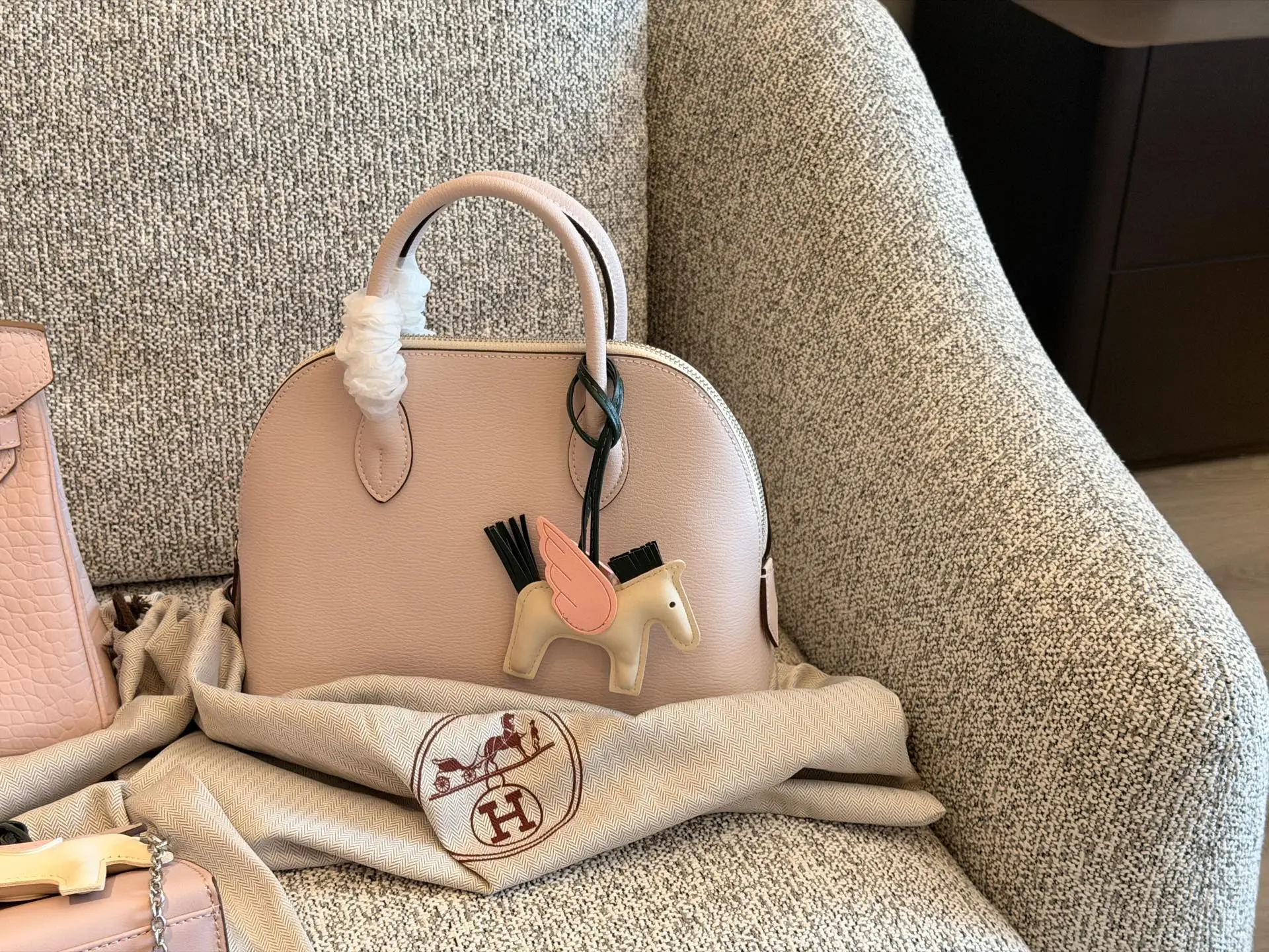 💰210 牛皮 配盒 size:29*25m 梦幻紫 开箱这个颜色真的很梦幻啊 H家 爱马仕bolide牛皮贝壳 谁还没get到这款! 真的无敌可爱! 背一背真心很实用~ 赠送五金和小马挂饰!