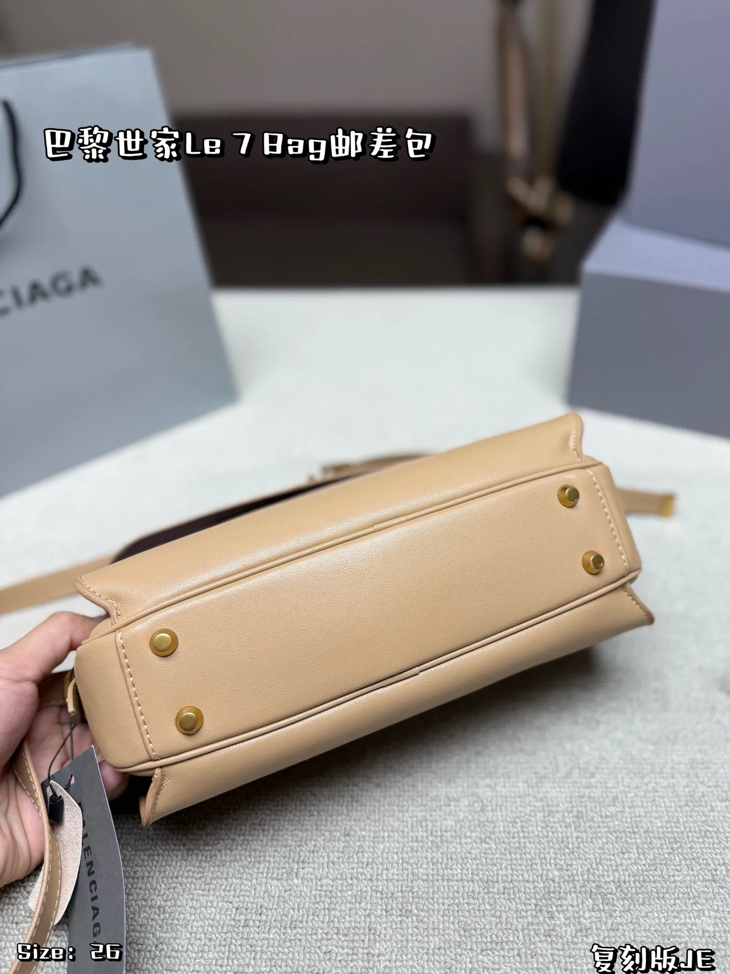 P225 折叠盒 巴黎世家Le 7 Bag邮差包,由Pierpaolo Piccioli设计 手感细腻耐用。信封式包型+金属锁扣,简约又高级✨质感满分,容量适中,通勤出街都很OK!肩带可调节,单肩斜挎随心切换,黑色百搭,秋冬穿搭必备,实用又时髦,轻松提升造型感 尺寸 26*15