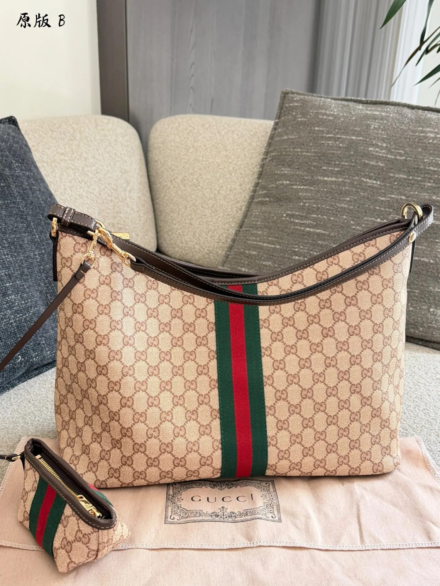 p200 Gucci田曦薇同款通勤二合一Hobo Gucci Essence Hobo包包主包可单独使用，轻松装下日常随身物品可轻松装下Macbook💻 附带迷你小包，可放 AirPods、钥匙、唇膏等小物，也能拆卸搭配，增加层次感 原版皮配皮芯片版 配挂件，是原版皮料纹理 不是杏布 也不是老花 原版一样的新料 35cm