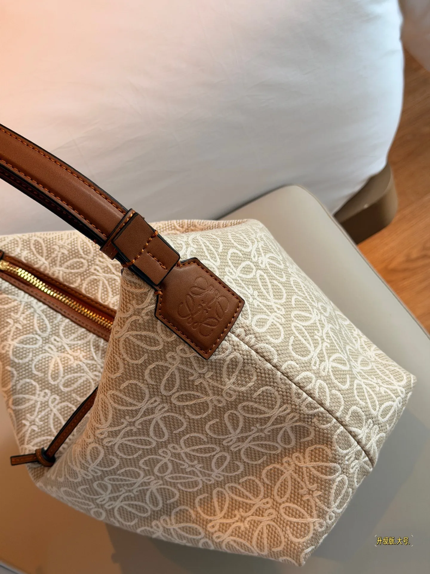 💰135(小)💰145(大)配盒子 尺寸22×15cm(小) 26*17cm(大) |loewe cubi|饭盒包的快乐 这只饭盒包真的一眼种草 慵懒又随意 容量也合适 肩带可调节手拎or肩背作腋下包都可随意穿搭即可慵懒氛围感get√