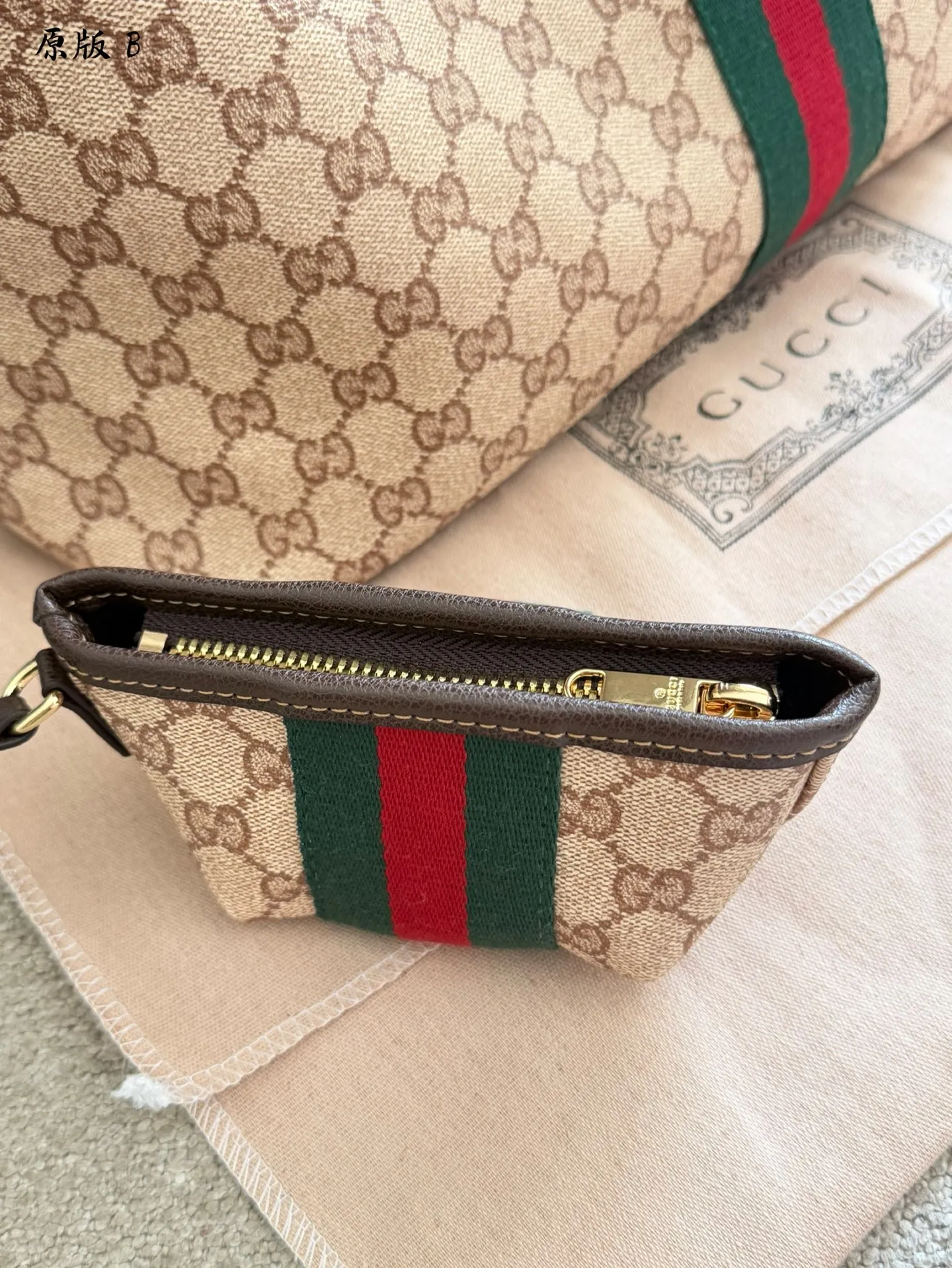 p200 Gucci田曦薇同款通勤二合一Hobo Gucci Essence Hobo包包主包可单独使用,轻松装下日常随身物品可轻松装下Macbook💻 附带迷你小包,可放 AirPods、钥匙、唇膏等小物,也能拆卸搭配,增加层次感 原版皮配皮芯片版 配挂件,是原版皮料纹理 不是杏布 也不是老花 原版一样的新料 35cm