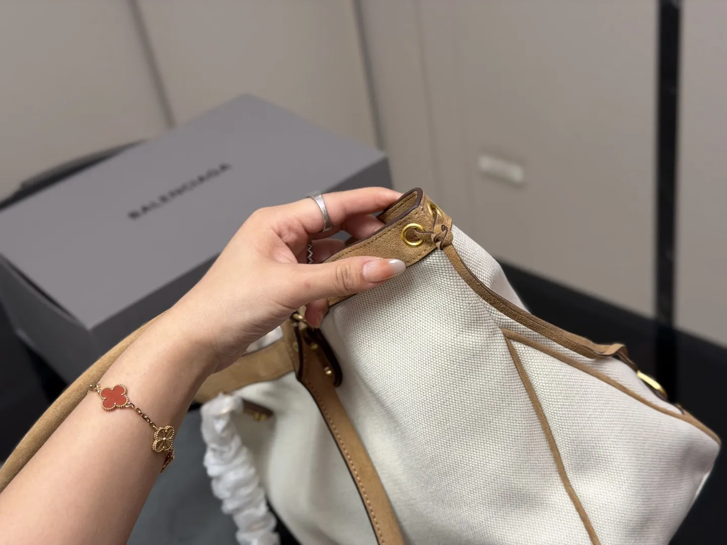 &yen;280 &yen;270 折叠盒 巴黎世家 超时髦 Balenciaga 托特包 简单实用耐看 愈看愈好看！！ size：40.27cm 29.19cm