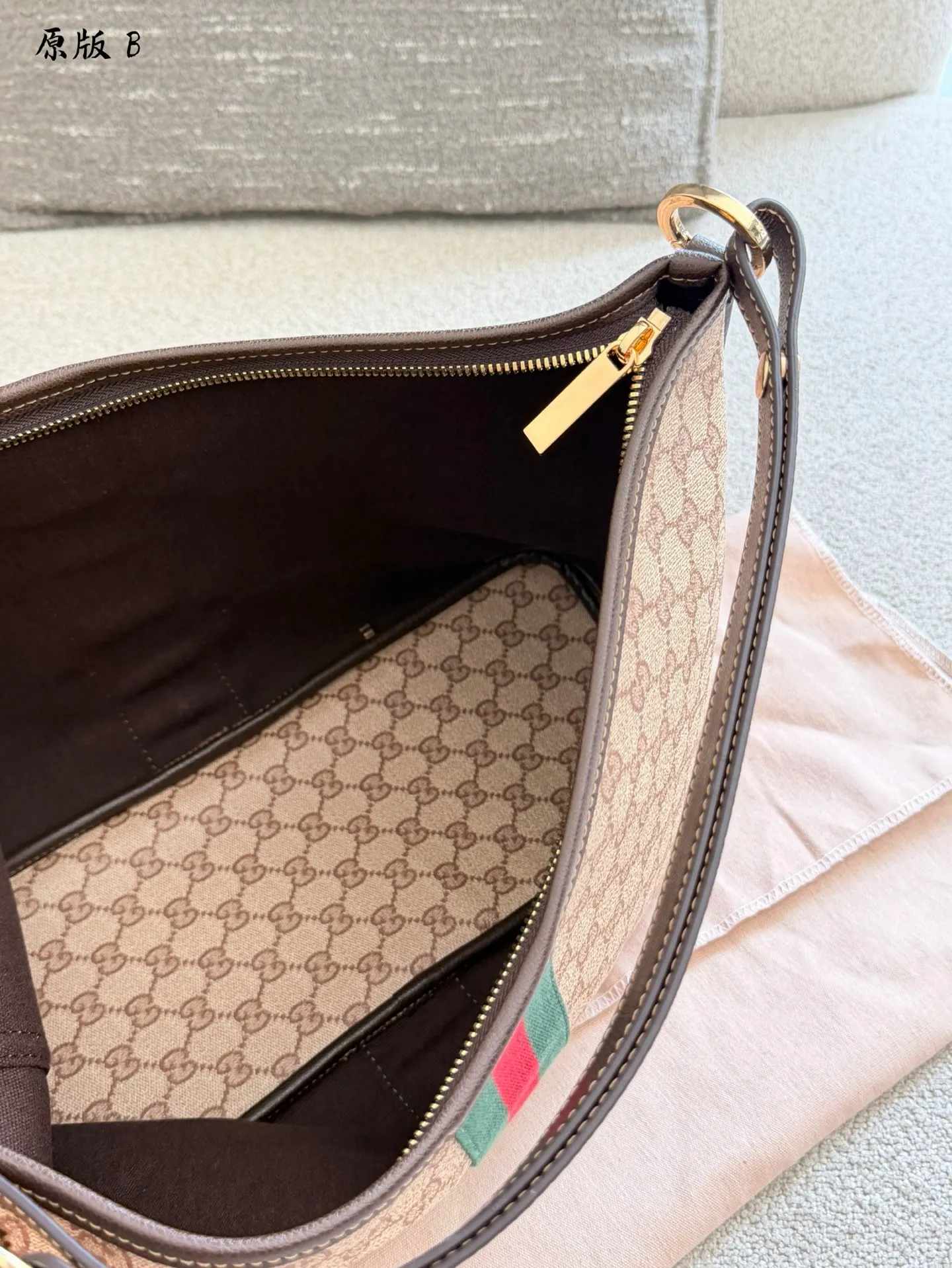 p200 Gucci田曦薇同款通勤二合一Hobo Gucci Essence Hobo包包主包可单独使用，轻松装下日常随身物品可轻松装下Macbook💻 附带迷你小包，可放 AirPods、钥匙、唇膏等小物，也能拆卸搭配，增加层次感 原版皮配皮芯片版 配挂件，是原版皮料纹理 不是杏布 也不是老花 原版一样的新料 35cm
