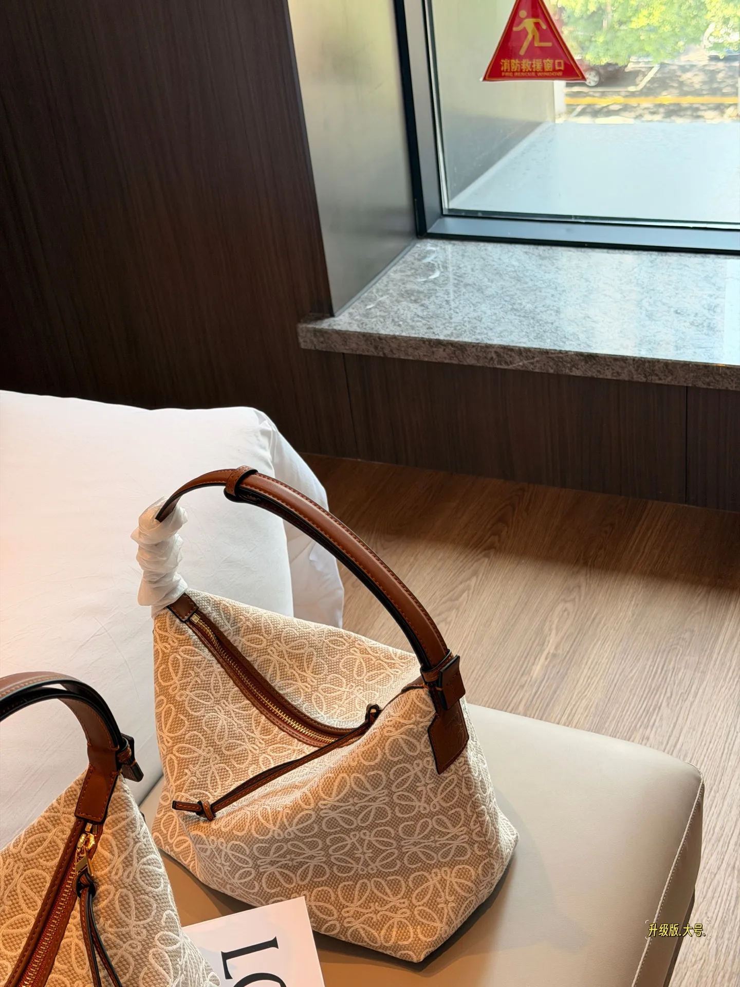💰135（小）💰145（大）配盒子 尺寸22&times;15cm（小） 26*17cm（大） |loewe cubi|饭盒包的快乐 这只饭盒包真的一眼种草 慵懒又随意 容量也合适 肩带可调节手拎or肩背作腋下包都可随意穿搭即可慵懒氛围感get&radic;