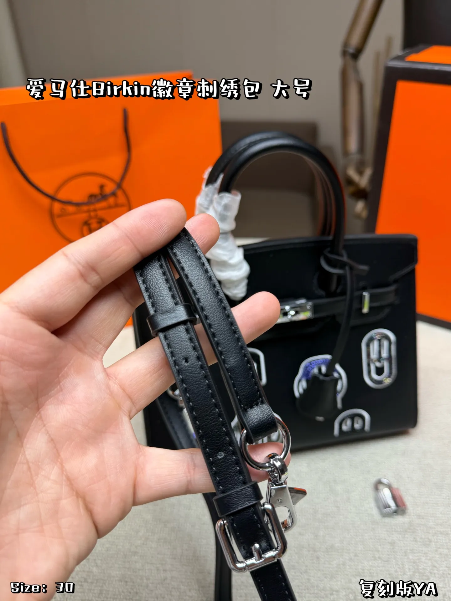 大号P200 折叠盒 爱马仕Birkin徽章刺绣包是爱马仕限量系列，质感细腻又耐用✨。正面徽章刺绣+钉珠工艺，灵感来自马具元素，复古又创新，收藏价值超高！手提or斜挎都很百搭，日常出街、正式场合都能轻松驾驭💼。手工刺绣细节满分，实用与艺术感兼具，是爱马仕粉丝必入的稀有款 尺寸30*25