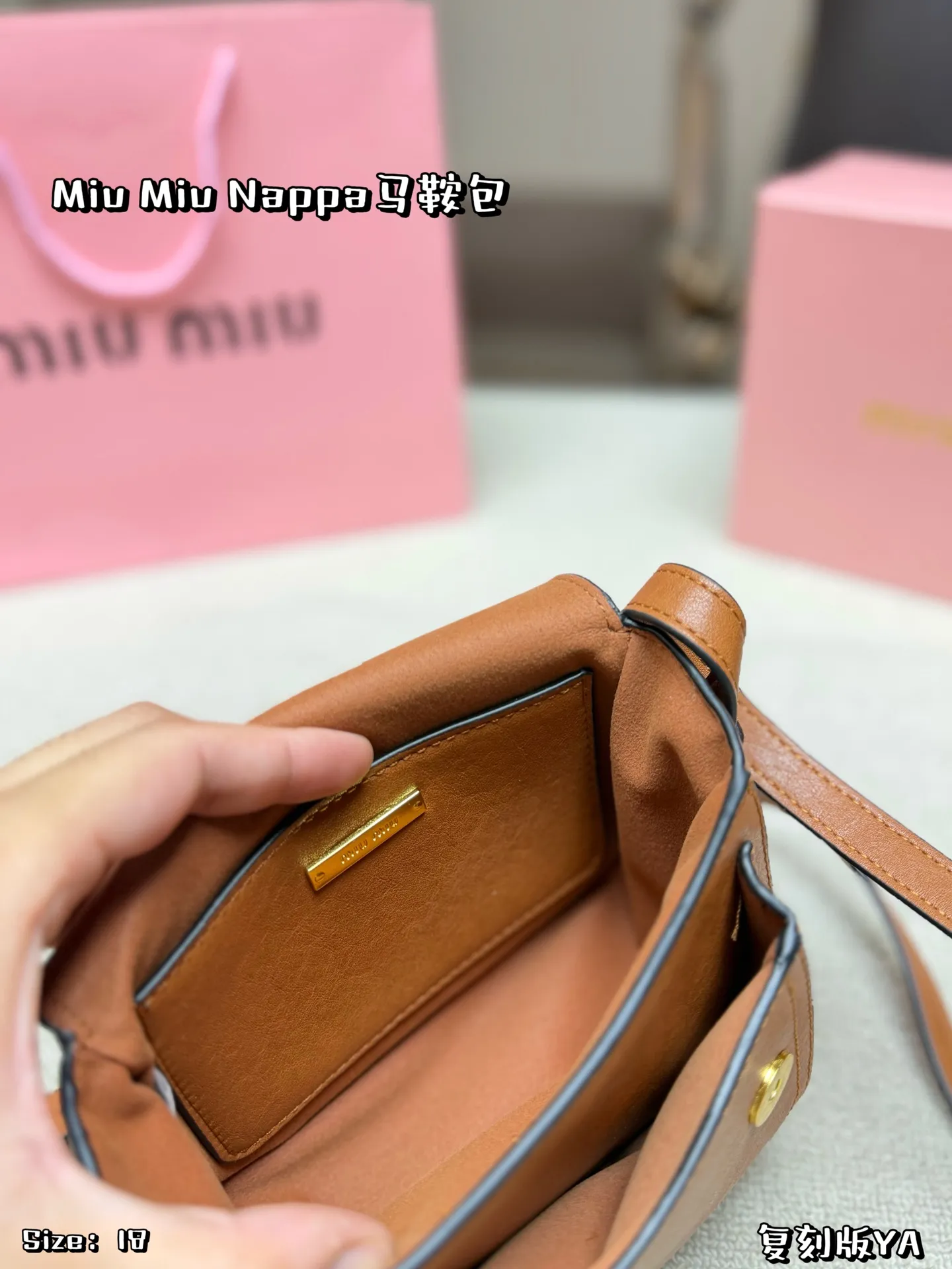 P180 配盒子 Miu Miu Nappa马鞍包，手感细腻又耐用。黑色包身配金属圆环，复古精致感满满✨。马鞍包型容量适中，日常通勤、休闲都能轻松驾驭。肩带可调节，斜挎or单肩都OK，实用又时髦！Nappa系列是Miu Miu经典，优雅又有个性，超适合喜欢时尚的姐妹们 尺寸 18*16