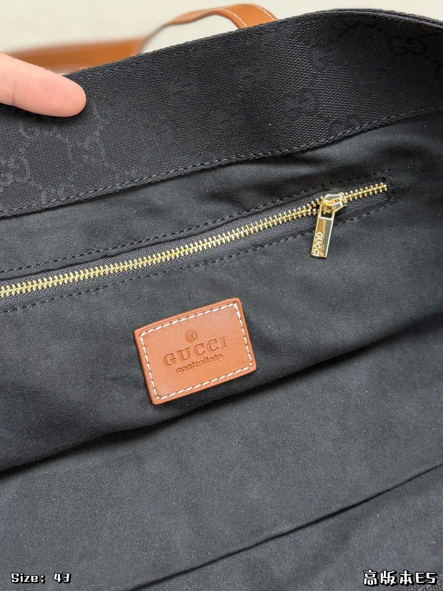 P200，无盒 👜Gucci GG提花托特包，深蓝色织物+棕色皮革手柄，简约大气又超有辨识度✨。包身GG提花低调奢华，容量大，通勤or短途旅行都超实用！皮革手柄质感满分，手提肩背都OK，百搭不挑风格～Gucci经典元素，时尚与实用兼备，真的很推荐！ 尺寸：43&times;34