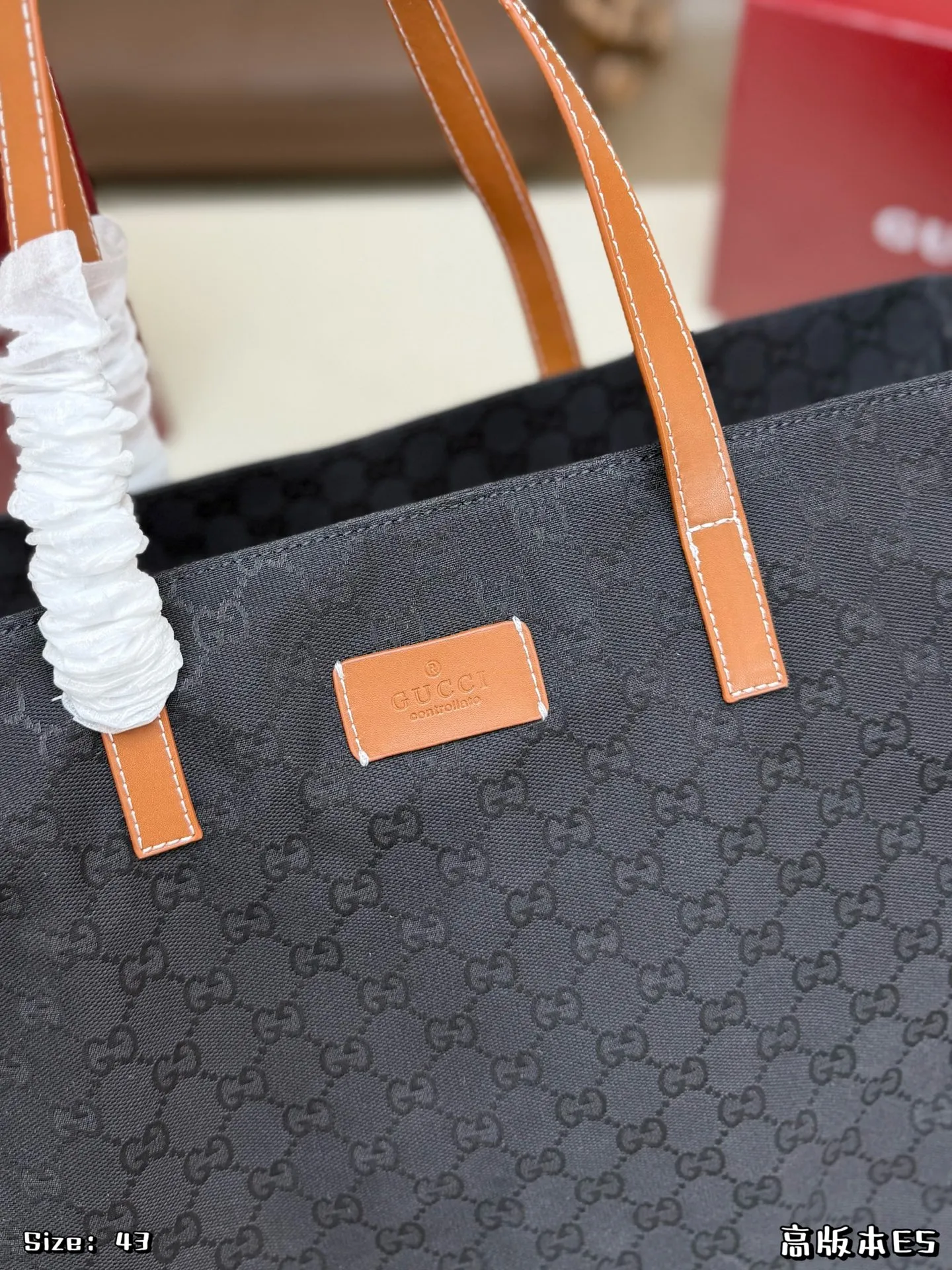 P200，无盒 👜Gucci GG提花托特包，深蓝色织物+棕色皮革手柄，简约大气又超有辨识度✨。包身GG提花低调奢华，容量大，通勤or短途旅行都超实用！皮革手柄质感满分，手提肩背都OK，百搭不挑风格～Gucci经典元素，时尚与实用兼备，真的很推荐！ 尺寸：43&times;34