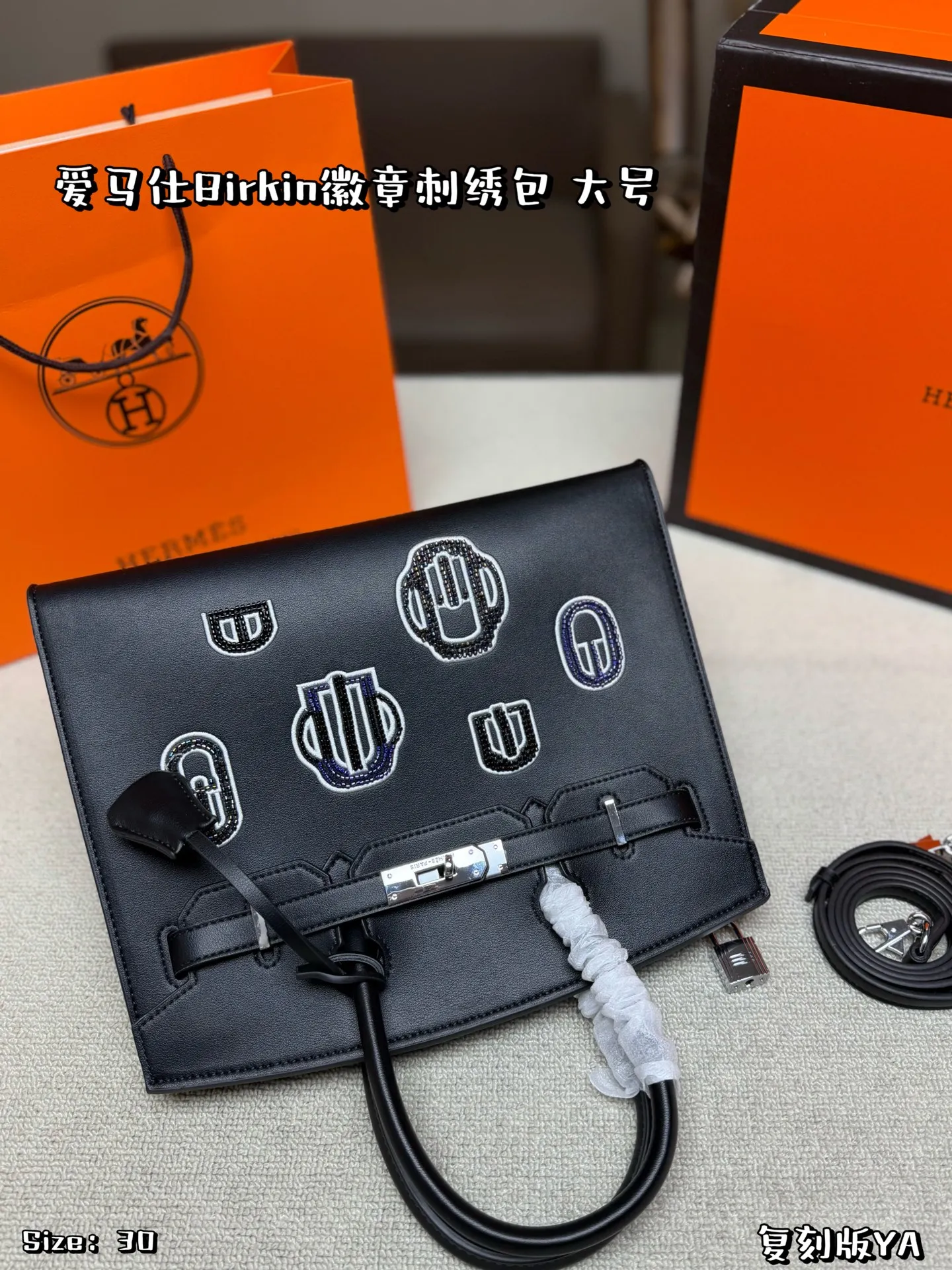 大号P200 折叠盒 爱马仕Birkin徽章刺绣包是爱马仕限量系列，质感细腻又耐用✨。正面徽章刺绣+钉珠工艺，灵感来自马具元素，复古又创新，收藏价值超高！手提or斜挎都很百搭，日常出街、正式场合都能轻松驾驭💼。手工刺绣细节满分，实用与艺术感兼具，是爱马仕粉丝必入的稀有款 尺寸30*25