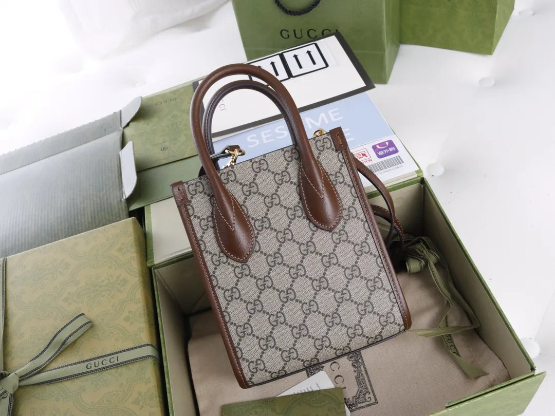 【380💰 跑量价】 简介：自问世以来，互扣式双G一直都是品牌的标志性元素之一。耳熟能详的品牌象征与皮革细节相融汇，令这款托特包成为瞩目的焦点。经典双G字母交织帆布材质令整款设计散发出强烈的品牌内涵。 💐型号✨671623正品原厂皮 💐材质✨采用专柜质感正品进口原厂牛皮，与对版打磨五金。 💐16x20x7cm✨16x20x7cm 🎁SF-201714420