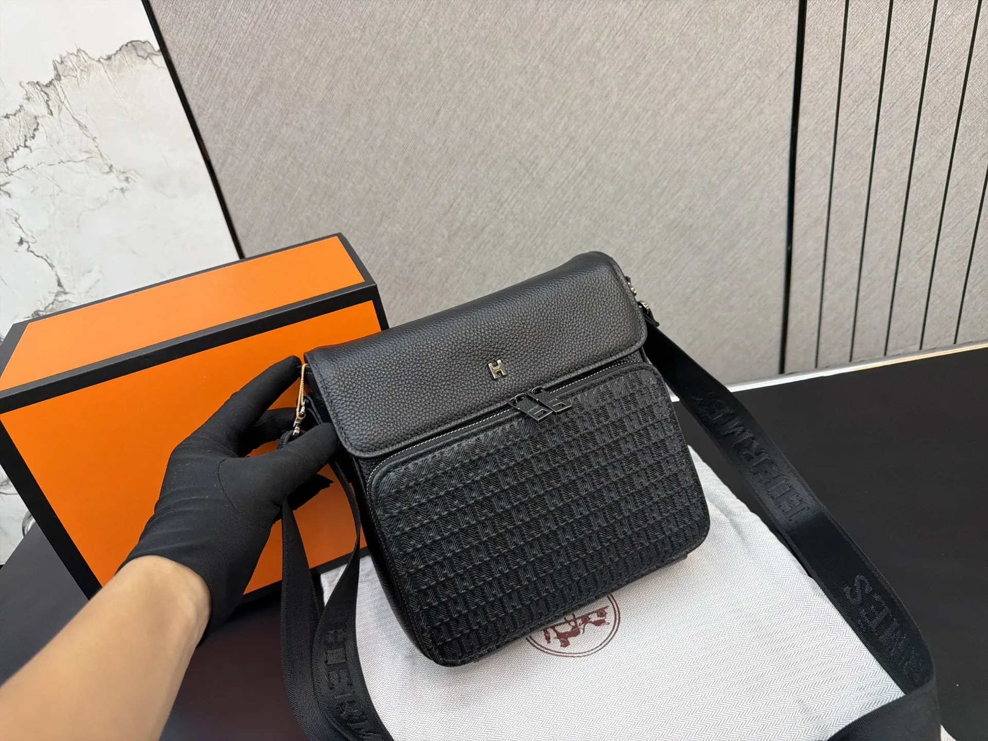 P180 Herm&egrave;s 爱马仕 压花牛皮邮差包 男士单肩斜挎包 经典百搭 实物拍摄 配送防尘袋 礼盒 22 x 19 cm