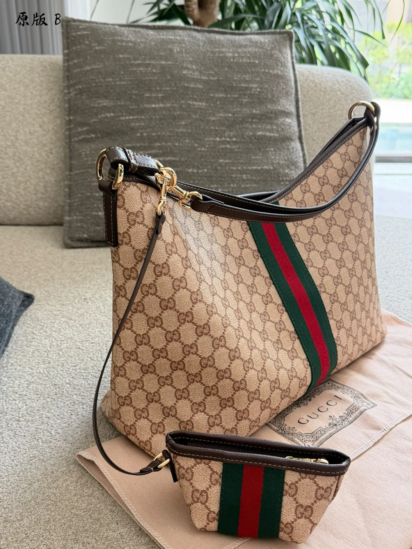 p200 Gucci田曦薇同款通勤二合一Hobo Gucci Essence Hobo包包主包可单独使用,轻松装下日常随身物品可轻松装下Macbook💻 附带迷你小包,可放 AirPods、钥匙、唇膏等小物,也能拆卸搭配,增加层次感 原版皮配皮芯片版 配挂件,是原版皮料纹理 不是杏布 也不是老花 原版一样的新料 35cm