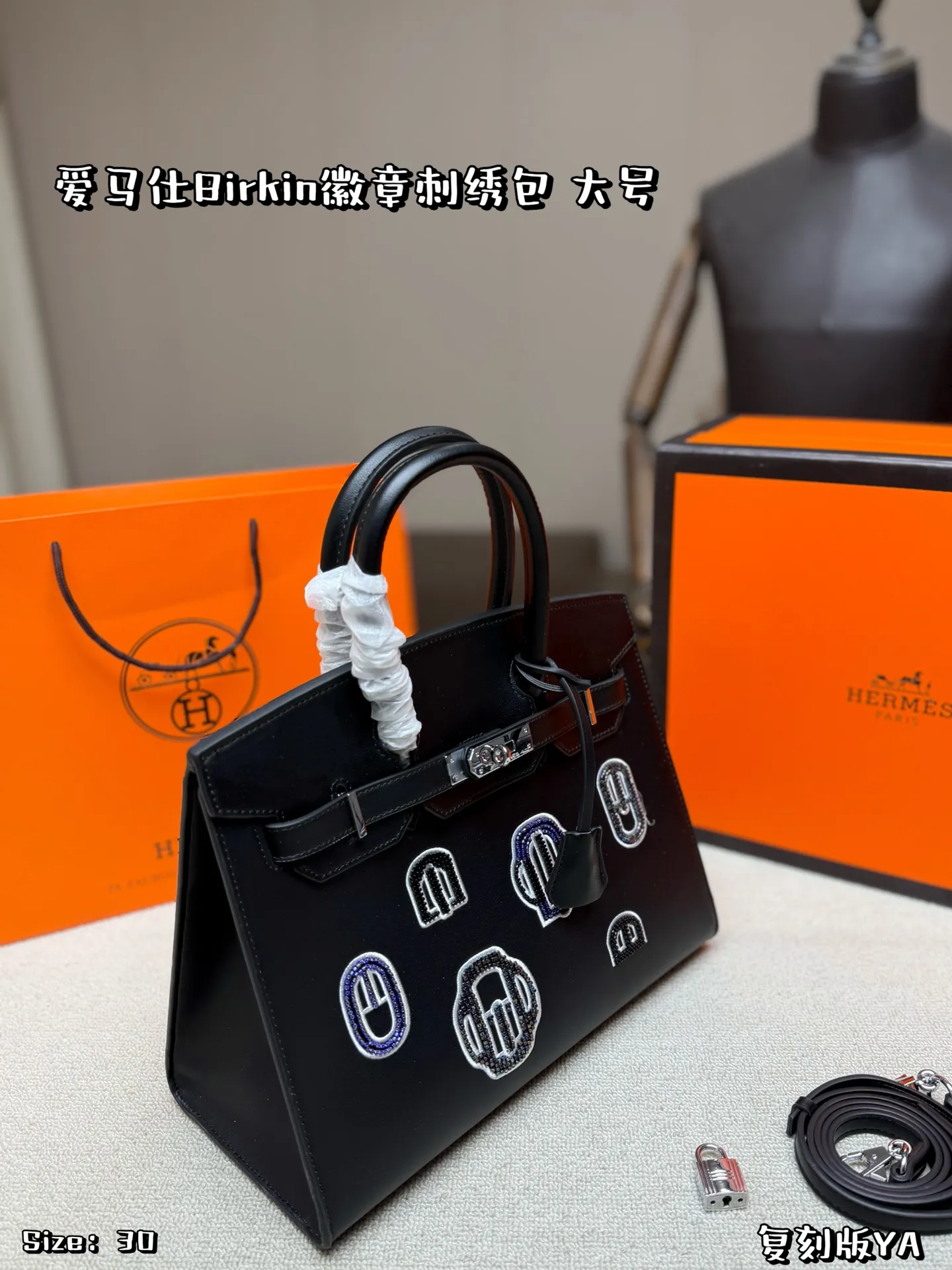 大号P200 折叠盒 爱马仕Birkin徽章刺绣包是爱马仕限量系列,质感细腻又耐用✨。正面徽章刺绣+钉珠工艺,灵感来自马具元素,复古又创新,收藏价值超高!手提or斜挎都很百搭,日常出街、正式场合都能轻松驾驭💼。手工刺绣细节满分,实用与艺术感兼具,是爱马仕粉丝必入的稀有款 尺寸30*25