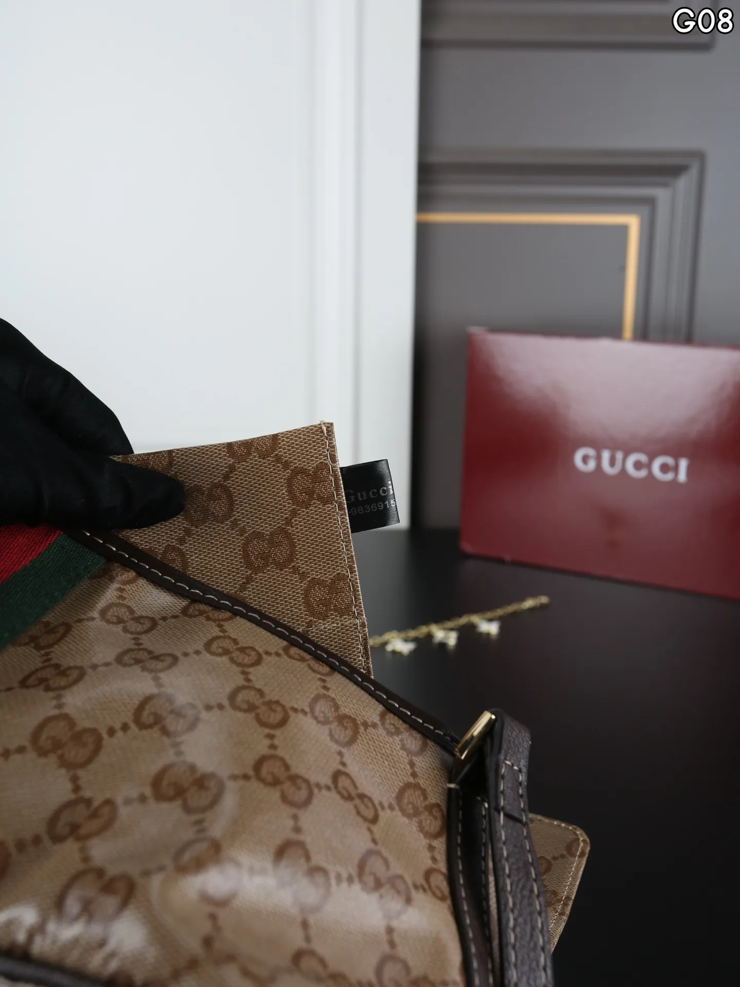 P155 折叠盒➕挂饰链条 GUCCI古驰 Madison 法棍包 腋下包 单肩包 自带贵气的复古腋下包 上身慵懒又气质 Get高级氛围感,通勤党狂喜~ 复刻90年代腋下包廓形,完全是当年憧憬的复古模样 细肩带背着轻盈不压肩,腋下单背两种背法都很松弛 手机、粉饼、钥匙都能轻松收纳,通勤逛街都够用 牛仔、连衣裙随便搭都适配,越背越有温润质感,街头随手拍都出片 经典从不会过时 尺寸:30×13