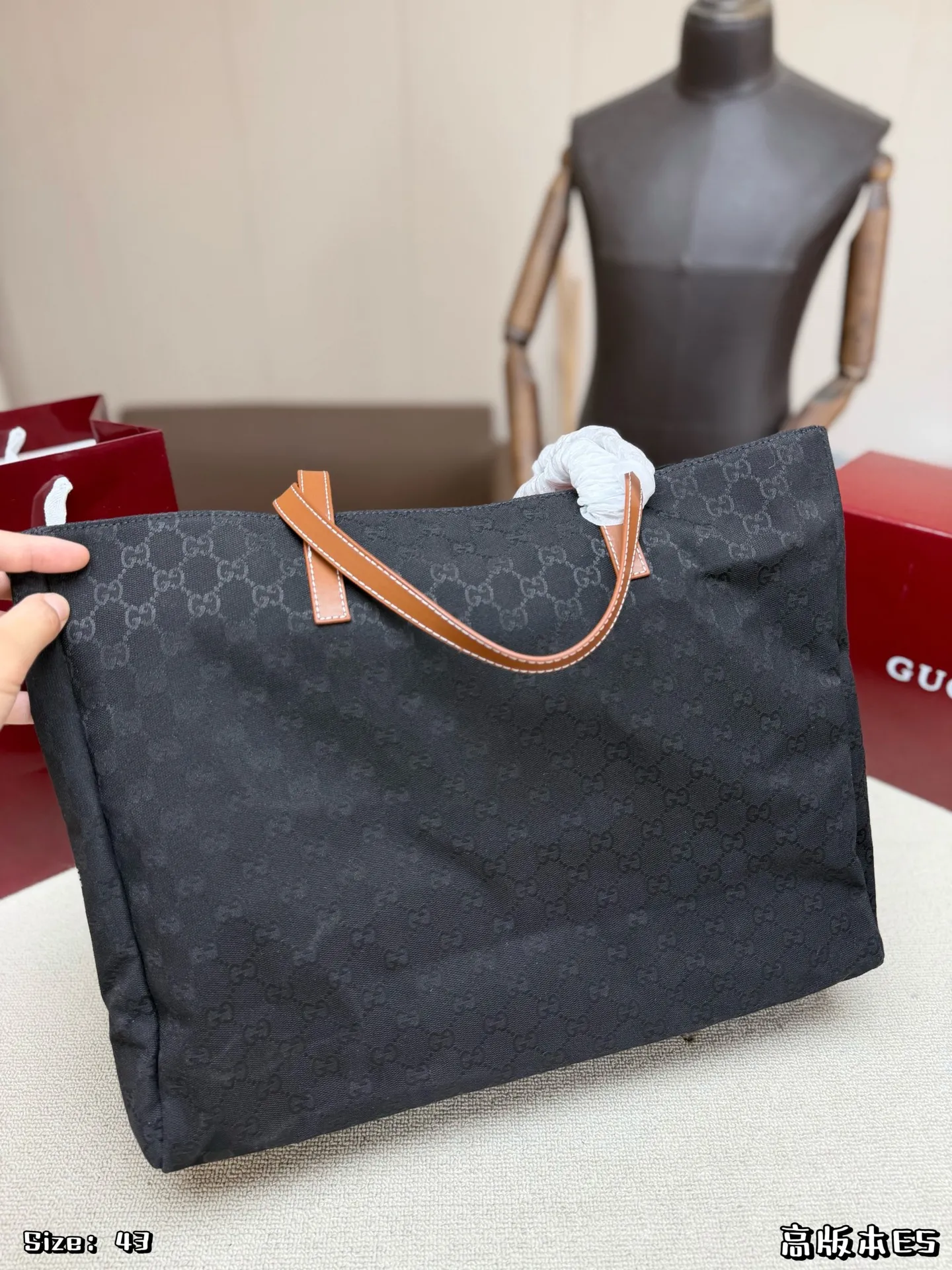 P200，无盒 👜Gucci GG提花托特包，深蓝色织物+棕色皮革手柄，简约大气又超有辨识度✨。包身GG提花低调奢华，容量大，通勤or短途旅行都超实用！皮革手柄质感满分，手提肩背都OK，百搭不挑风格～Gucci经典元素，时尚与实用兼备，真的很推荐！ 尺寸：43&times;34