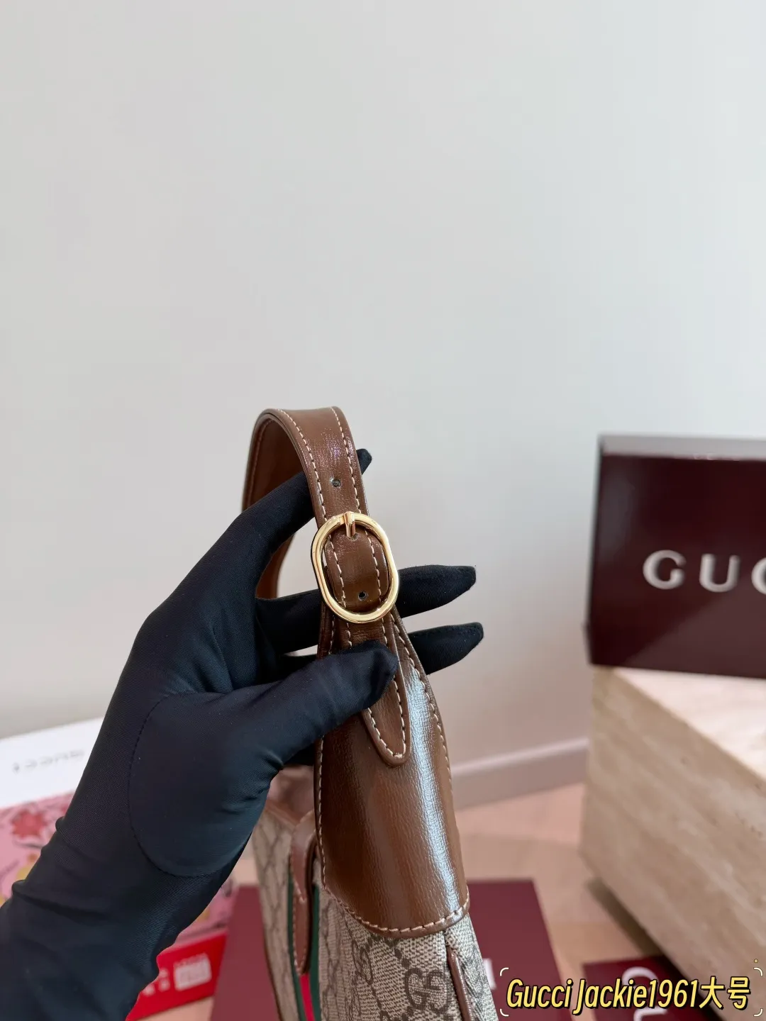P165 P160 古驰GUCCI 新款老花腋下包 是Gucci Jackie 1961系列,一上市就来势汹汹,-眼就被这个老花腋下包吸引住了舌新款也太好看了吧,不论是从设计还是造型上看,集优雅和复古为一身,很有vintage的味道,冲着喜欢也给自己安排.上了一个,“包”治百病,新包包果然能让女生开心呀哈哈哈 30.19cm 20.13cm