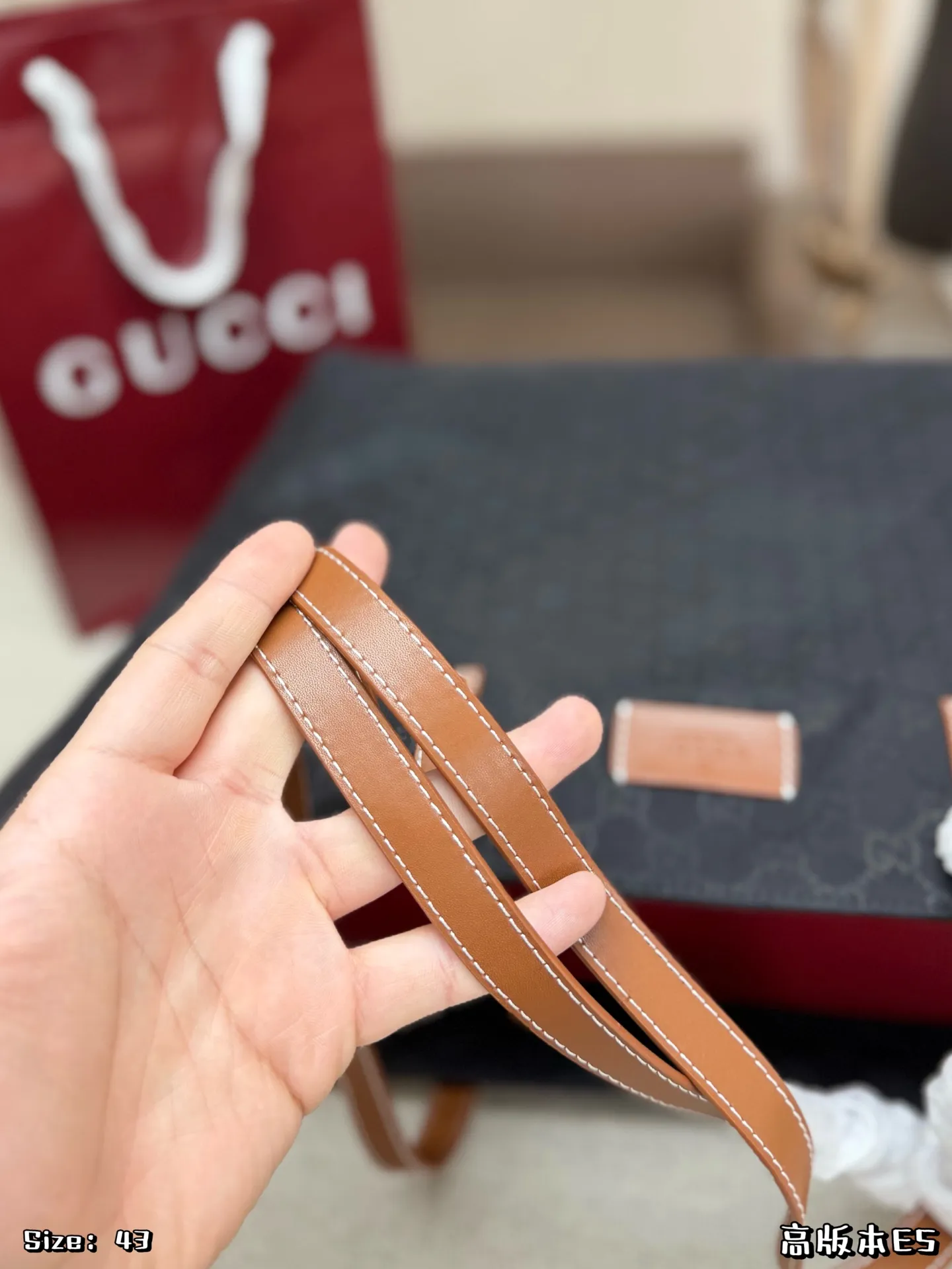 P200，无盒 👜Gucci GG提花托特包，深蓝色织物+棕色皮革手柄，简约大气又超有辨识度✨。包身GG提花低调奢华，容量大，通勤or短途旅行都超实用！皮革手柄质感满分，手提肩背都OK，百搭不挑风格～Gucci经典元素，时尚与实用兼备，真的很推荐！ 尺寸：43&times;34