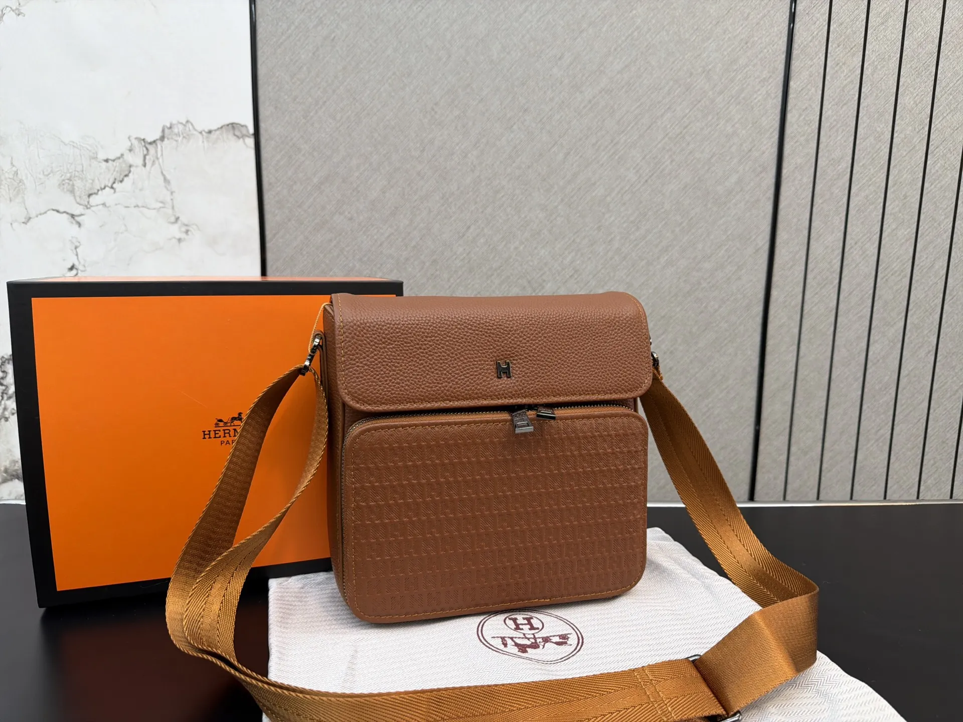 P180 Herm&egrave;s 爱马仕 压花牛皮邮差包 男士单肩斜挎包 经典百搭 实物拍摄 配送防尘袋 礼盒 22 x 19 cm