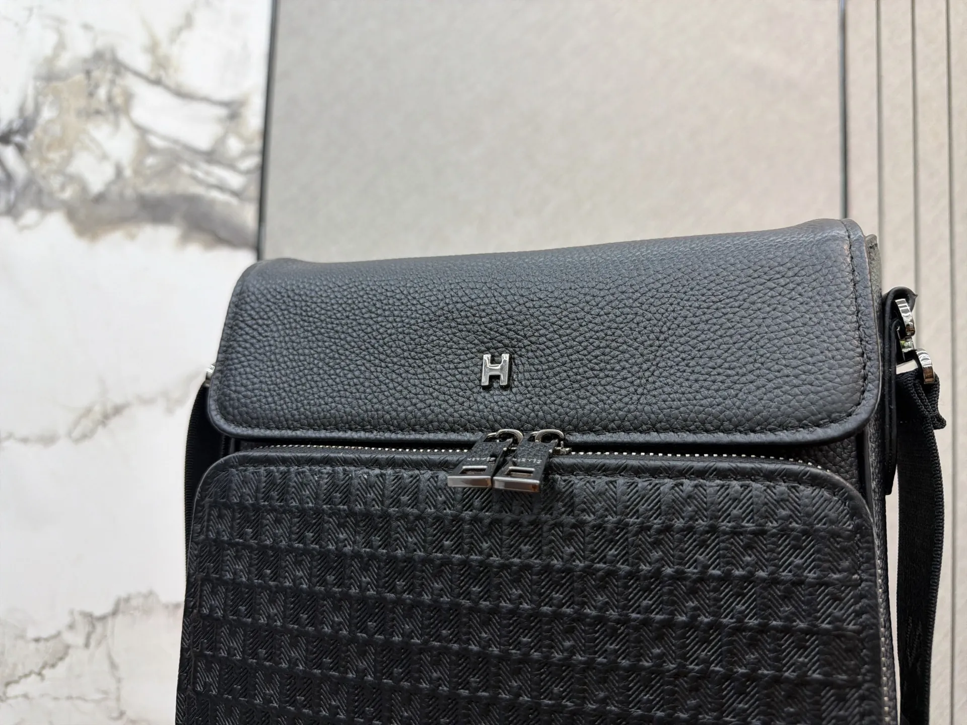 P180 Herm&egrave;s 爱马仕 压花牛皮邮差包 男士单肩斜挎包 经典百搭 实物拍摄 配送防尘袋 礼盒 22 x 19 cm