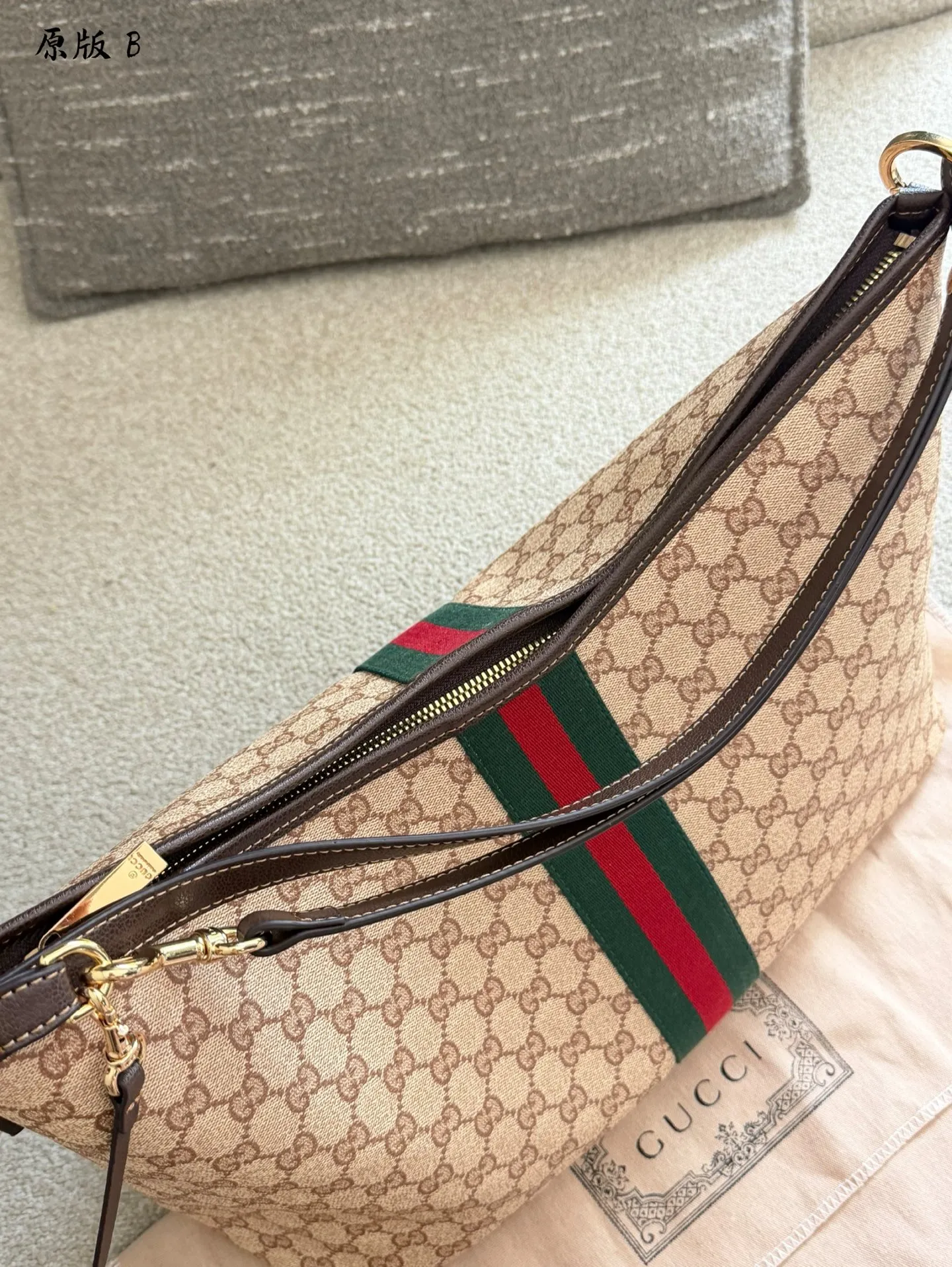 p200 Gucci田曦薇同款通勤二合一Hobo Gucci Essence Hobo包包主包可单独使用,轻松装下日常随身物品可轻松装下Macbook💻 附带迷你小包,可放 AirPods、钥匙、唇膏等小物,也能拆卸搭配,增加层次感 原版皮配皮芯片版 配挂件,是原版皮料纹理 不是杏布 也不是老花 原版一样的新料 35cm