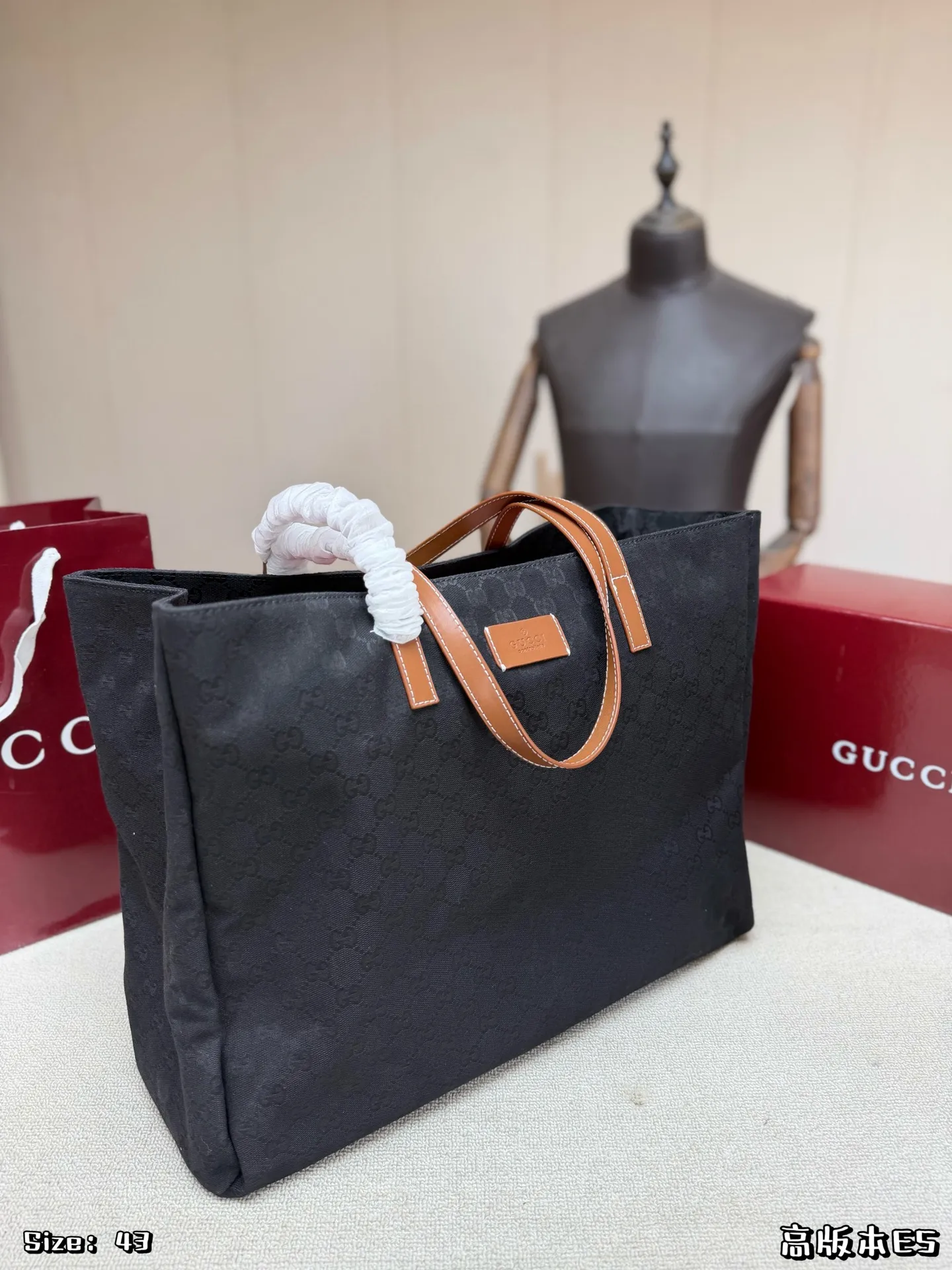 P200,无盒 👜Gucci GG提花托特包,深蓝色织物+棕色皮革手柄,简约大气又超有辨识度✨。包身GG提花低调奢华,容量大,通勤or短途旅行都超实用!皮革手柄质感满分,手提肩背都OK,百搭不挑风格~Gucci经典元素,时尚与实用兼备,真的很推荐! 尺寸:43×34