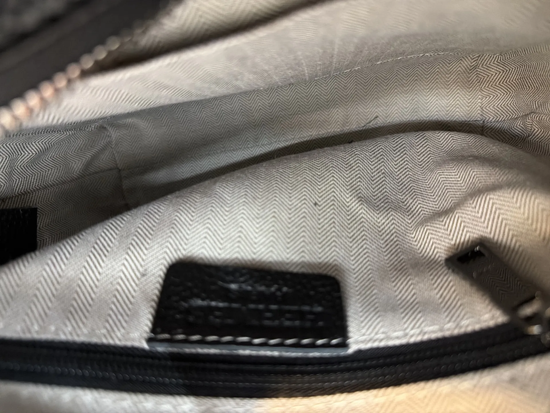 P180 Herm&egrave;s 爱马仕 压花牛皮邮差包 男士单肩斜挎包 经典百搭 实物拍摄 配送防尘袋 礼盒 22 x 19 cm