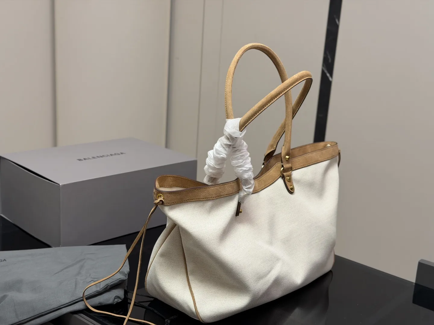 &yen;280 &yen;270 折叠盒 巴黎世家 超时髦 Balenciaga 托特包 简单实用耐看 愈看愈好看！！ size：40.27cm 29.19cm