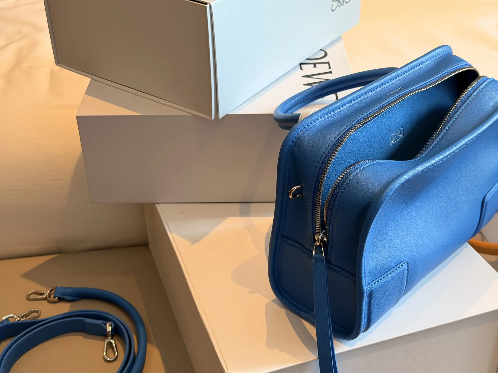 💰250 配盒 size：24.5*17cm loewe 罗意威Amazona180 吐司包 一年四季的松弛感 刷到明星们在背LOEWE的这只Amazona180 太戳我了 拿到手就更确定了! 一年四季都很适合 看越耐看。 Softfit松弛感穿搭