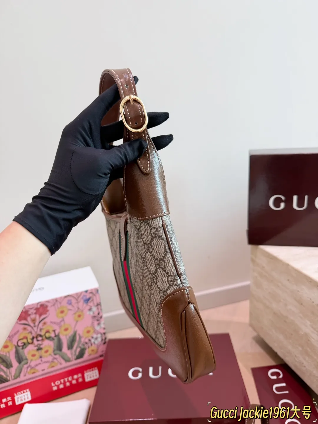 P165 P160 古驰GUCCI 新款老花腋下包 是Gucci Jackie 1961系列,一上市就来势汹汹,-眼就被这个老花腋下包吸引住了舌新款也太好看了吧,不论是从设计还是造型上看,集优雅和复古为一身,很有vintage的味道,冲着喜欢也给自己安排.上了一个,“包”治百病,新包包果然能让女生开心呀哈哈哈 30.19cm 20.13cm
