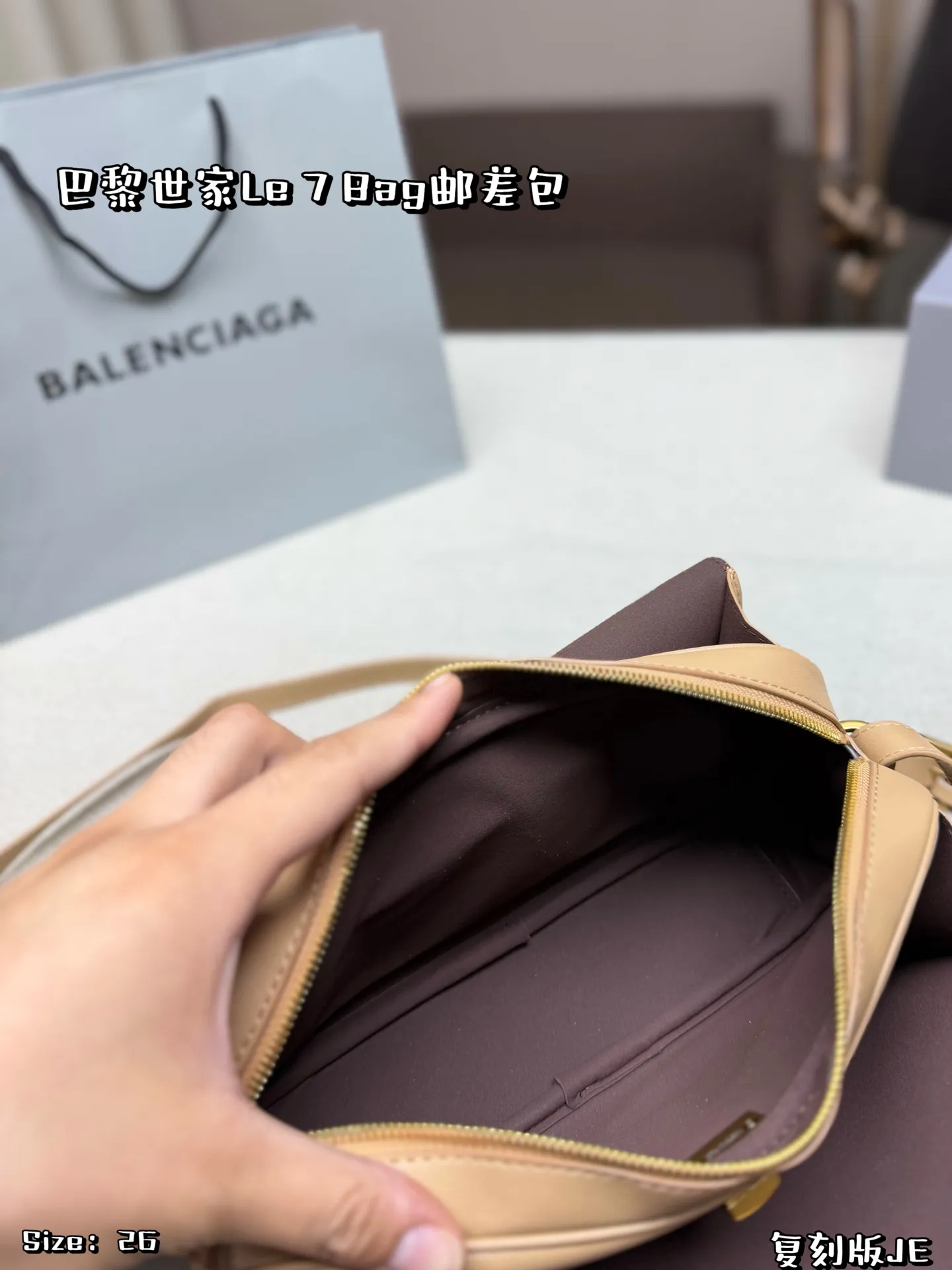 P225 折叠盒 巴黎世家Le 7 Bag邮差包,由Pierpaolo Piccioli设计 手感细腻耐用。信封式包型+金属锁扣,简约又高级✨质感满分,容量适中,通勤出街都很OK!肩带可调节,单肩斜挎随心切换,黑色百搭,秋冬穿搭必备,实用又时髦,轻松提升造型感 尺寸 26*15