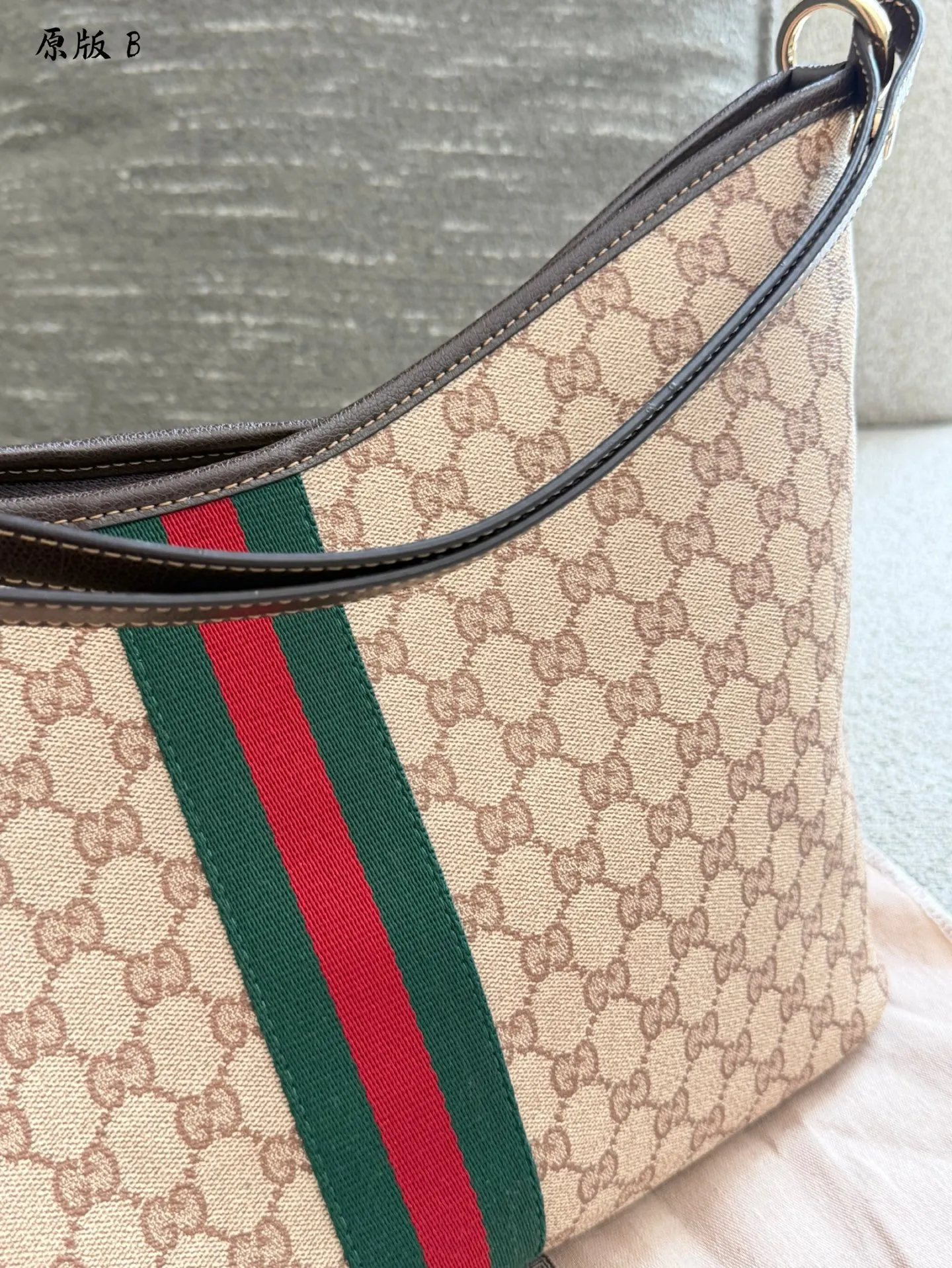 p200 Gucci田曦薇同款通勤二合一Hobo Gucci Essence Hobo包包主包可单独使用,轻松装下日常随身物品可轻松装下Macbook💻 附带迷你小包,可放 AirPods、钥匙、唇膏等小物,也能拆卸搭配,增加层次感 原版皮配皮芯片版 配挂件,是原版皮料纹理 不是杏布 也不是老花 原版一样的新料 35cm