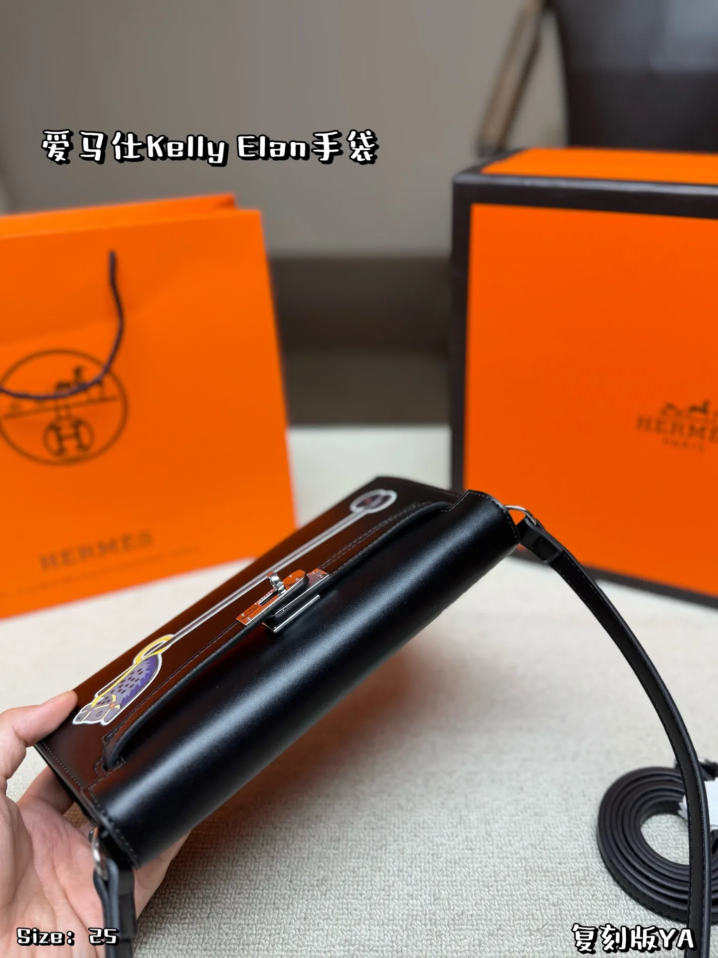 P155 折叠盒 爱马仕Kelly Elan手袋,银色金属扣,简约大气超有质感!正面木马图案超有辨识度,灵感来自品牌马术文化🐎,艺术感满满。尺寸刚好,日常通勤、正式场合都能轻松驾驭,实用又时髦✨。未使用状态,收藏or送礼都很合适,品质与品味兼具 尺寸 25*15