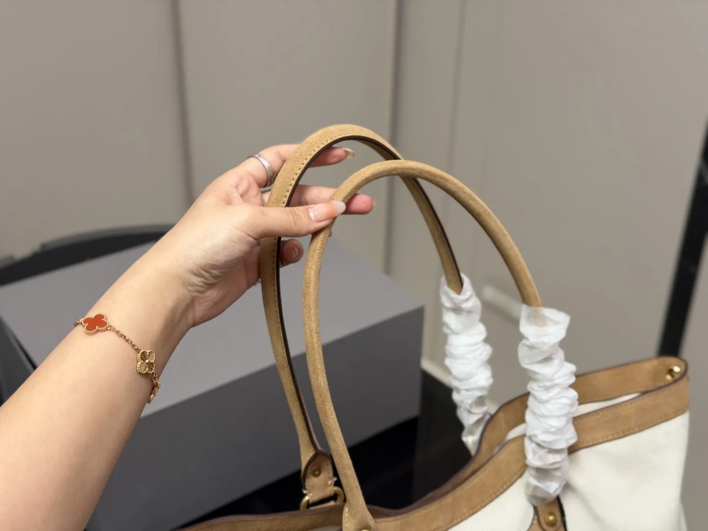 &yen;280 &yen;270 折叠盒 巴黎世家 超时髦 Balenciaga 托特包 简单实用耐看 愈看愈好看！！ size：40.27cm 29.19cm