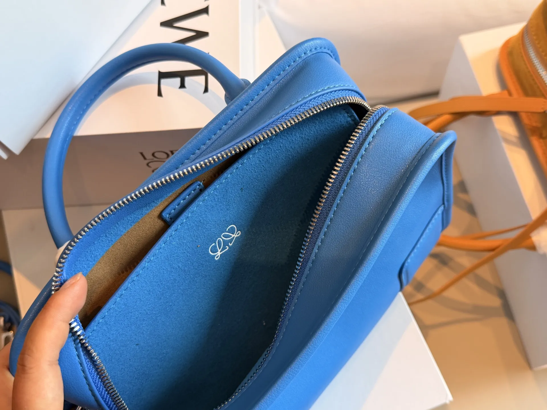 💰250 配盒 size：24.5*17cm loewe 罗意威Amazona180 吐司包 一年四季的松弛感 刷到明星们在背LOEWE的这只Amazona180 太戳我了 拿到手就更确定了! 一年四季都很适合 看越耐看。 Softfit松弛感穿搭