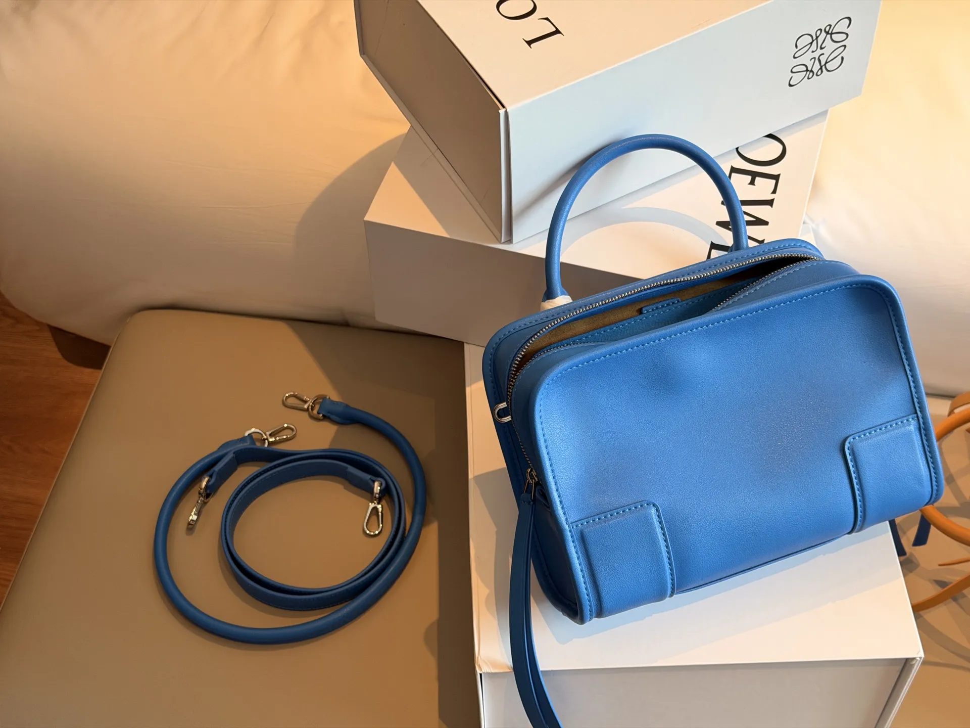 💰250 配盒 size：24.5*17cm loewe 罗意威Amazona180 吐司包 一年四季的松弛感 刷到明星们在背LOEWE的这只Amazona180 太戳我了 拿到手就更确定了! 一年四季都很适合 看越耐看。 Softfit松弛感穿搭