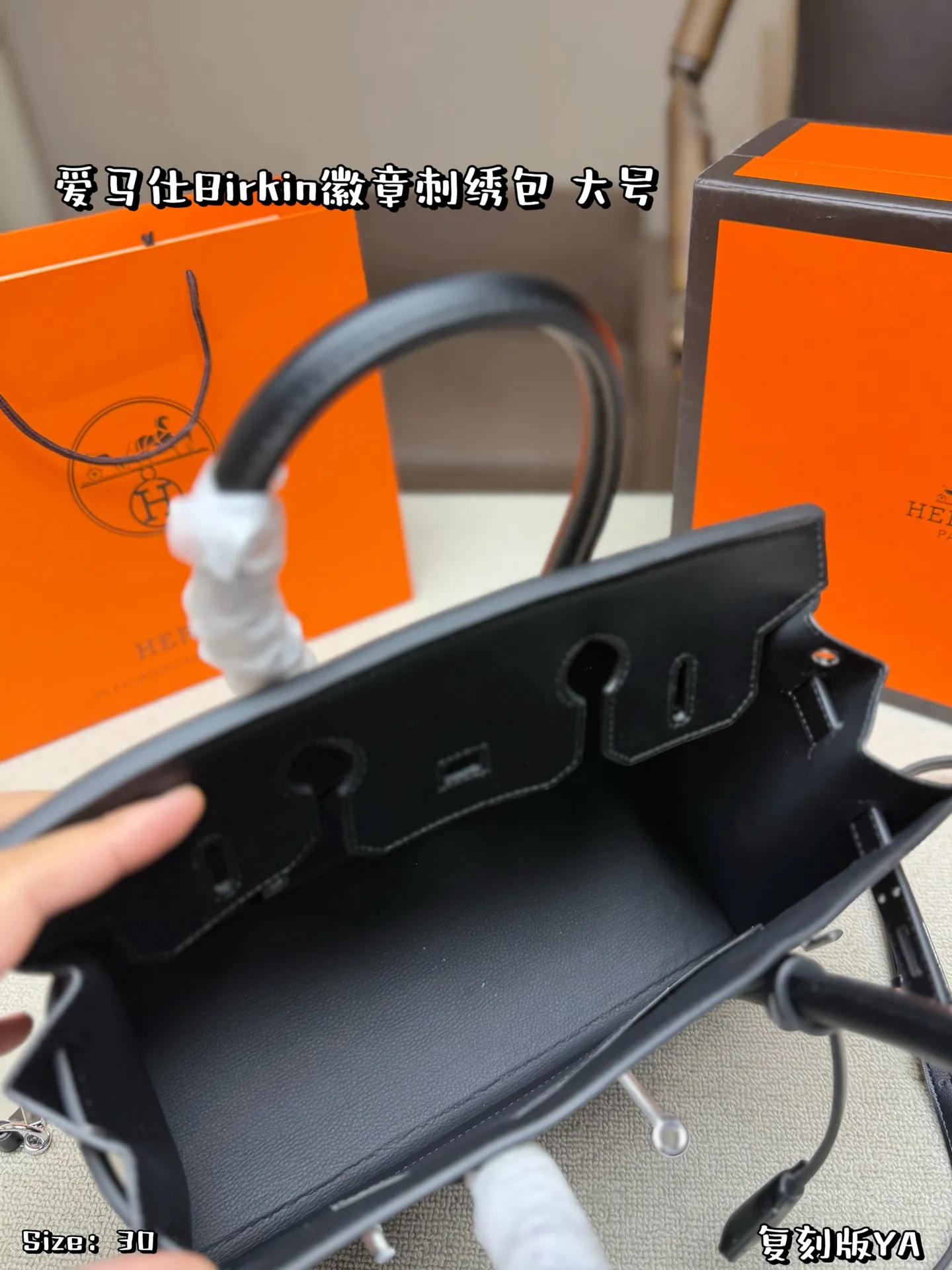 大号P200 折叠盒 爱马仕Birkin徽章刺绣包是爱马仕限量系列，质感细腻又耐用✨。正面徽章刺绣+钉珠工艺，灵感来自马具元素，复古又创新，收藏价值超高！手提or斜挎都很百搭，日常出街、正式场合都能轻松驾驭💼。手工刺绣细节满分，实用与艺术感兼具，是爱马仕粉丝必入的稀有款 尺寸30*25
