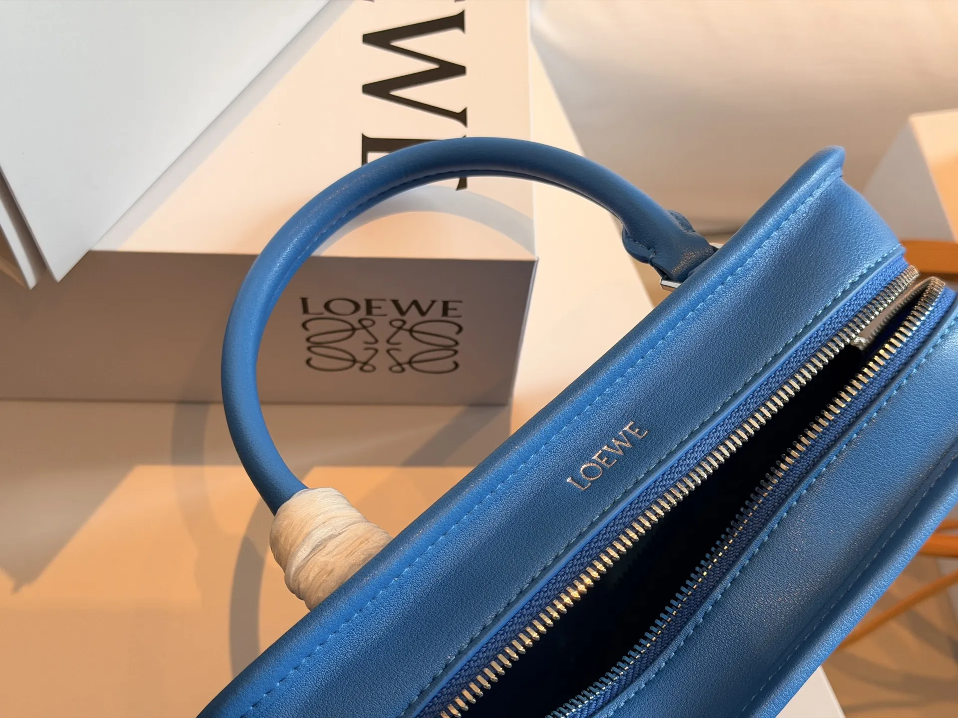 💰250 配盒 size：24.5*17cm loewe 罗意威Amazona180 吐司包 一年四季的松弛感 刷到明星们在背LOEWE的这只Amazona180 太戳我了 拿到手就更确定了! 一年四季都很适合 看越耐看。 Softfit松弛感穿搭