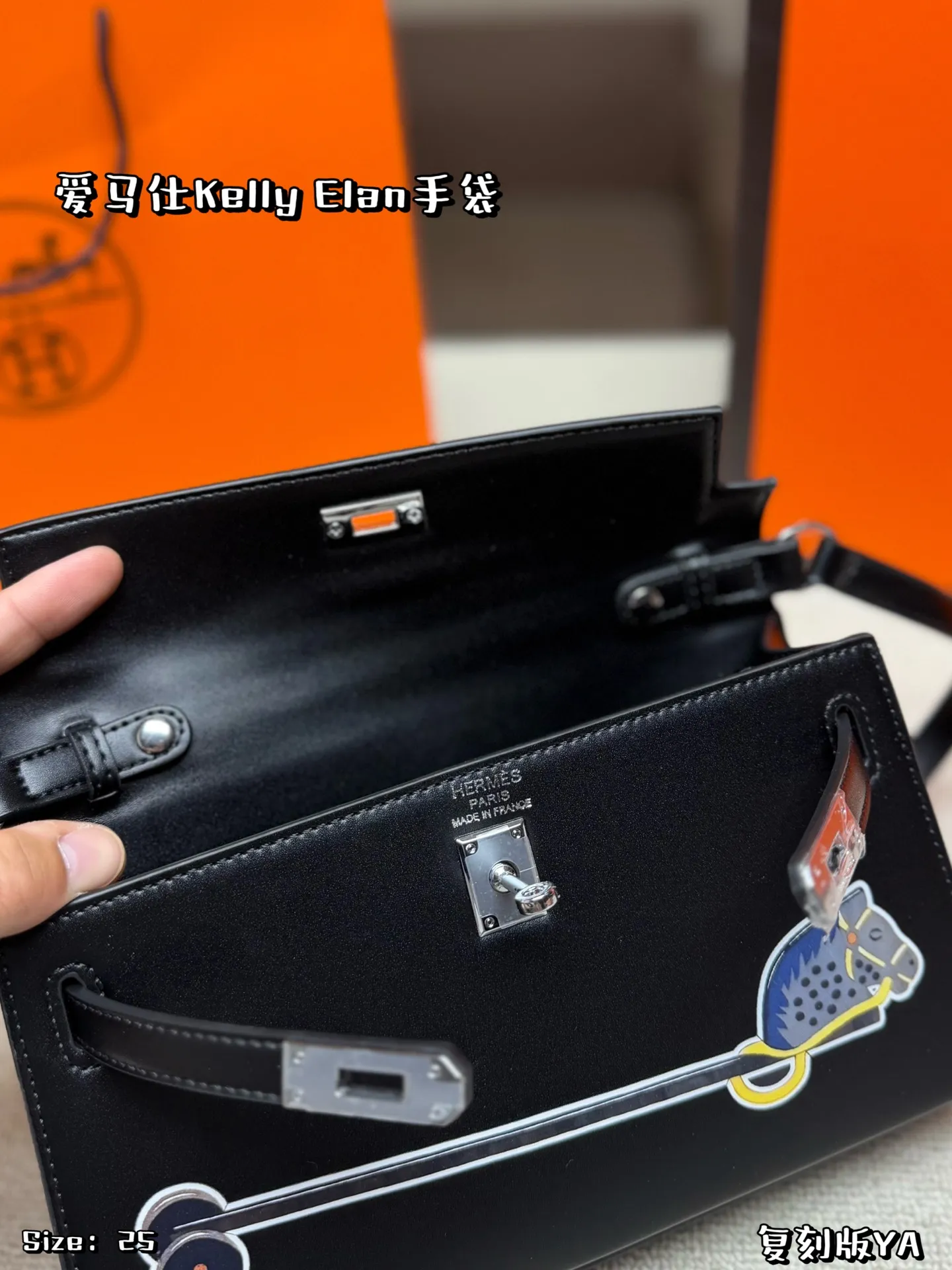 P155 折叠盒 爱马仕Kelly Elan手袋,银色金属扣,简约大气超有质感!正面木马图案超有辨识度,灵感来自品牌马术文化🐎,艺术感满满。尺寸刚好,日常通勤、正式场合都能轻松驾驭,实用又时髦✨。未使用状态,收藏or送礼都很合适,品质与品味兼具 尺寸 25*15