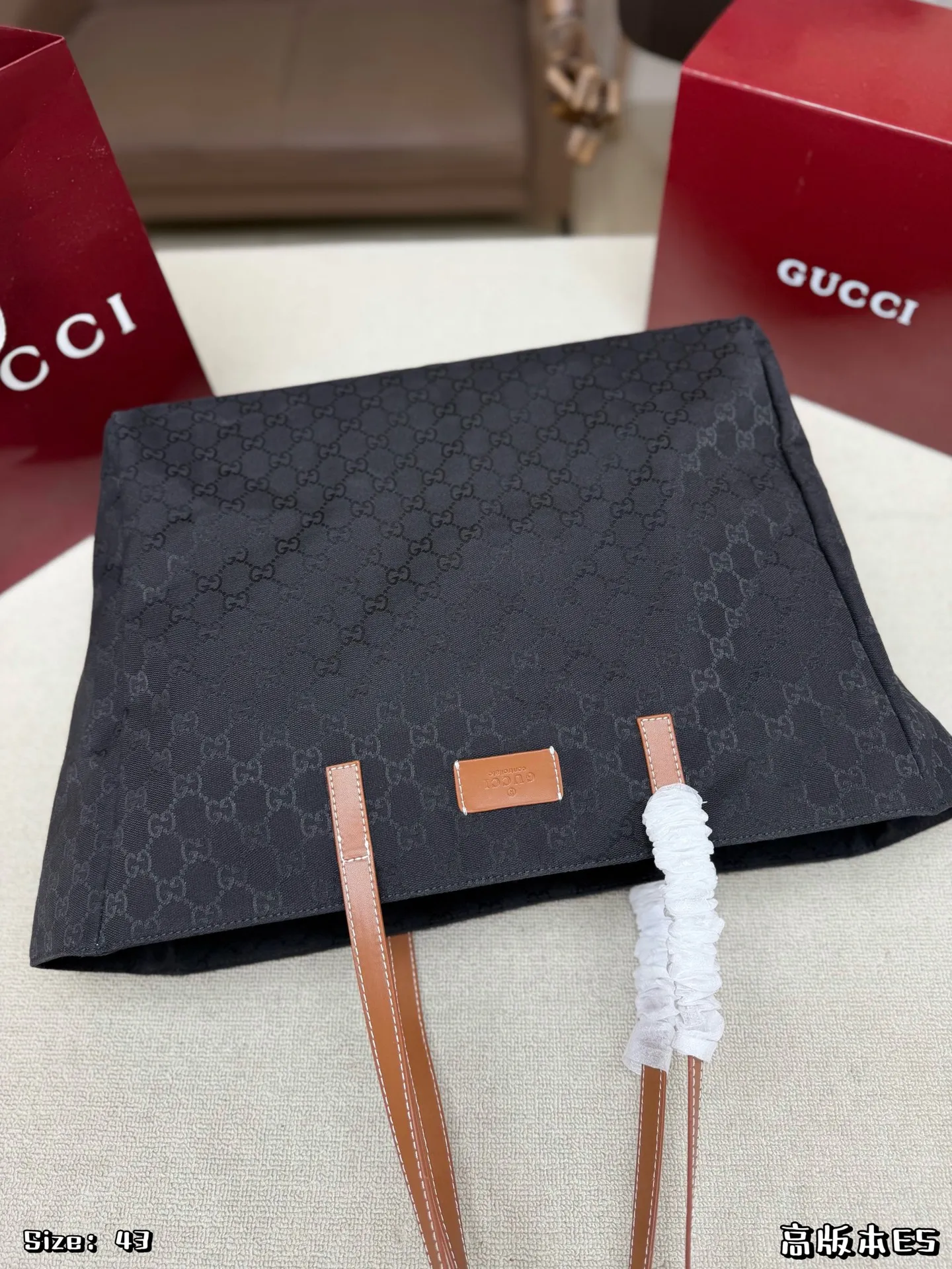 P200，无盒 👜Gucci GG提花托特包，深蓝色织物+棕色皮革手柄，简约大气又超有辨识度✨。包身GG提花低调奢华，容量大，通勤or短途旅行都超实用！皮革手柄质感满分，手提肩背都OK，百搭不挑风格～Gucci经典元素，时尚与实用兼备，真的很推荐！ 尺寸：43&times;34