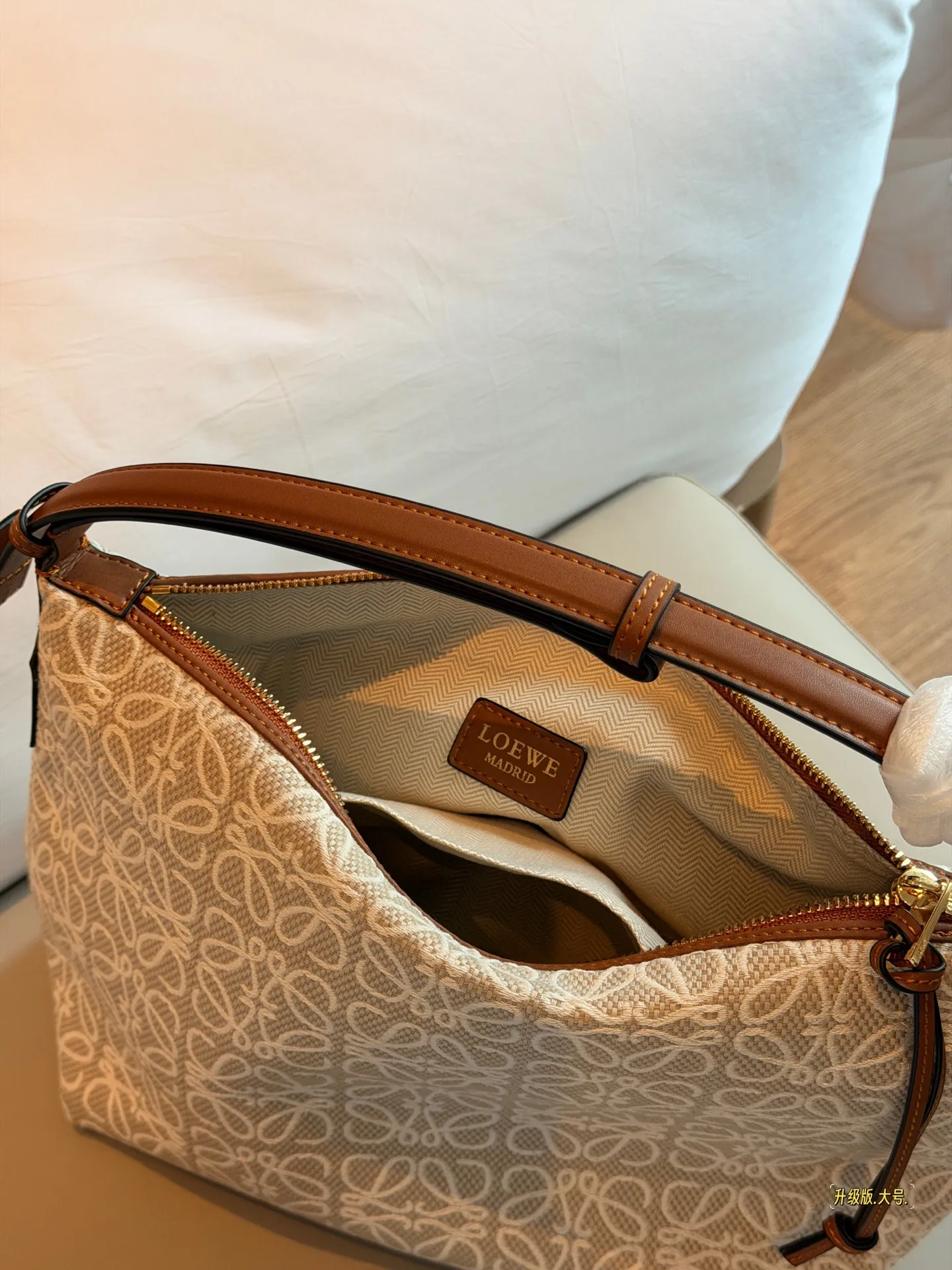 💰135(小)💰145(大)配盒子 尺寸22×15cm(小) 26*17cm(大) |loewe cubi|饭盒包的快乐 这只饭盒包真的一眼种草 慵懒又随意 容量也合适 肩带可调节手拎or肩背作腋下包都可随意穿搭即可慵懒氛围感get√