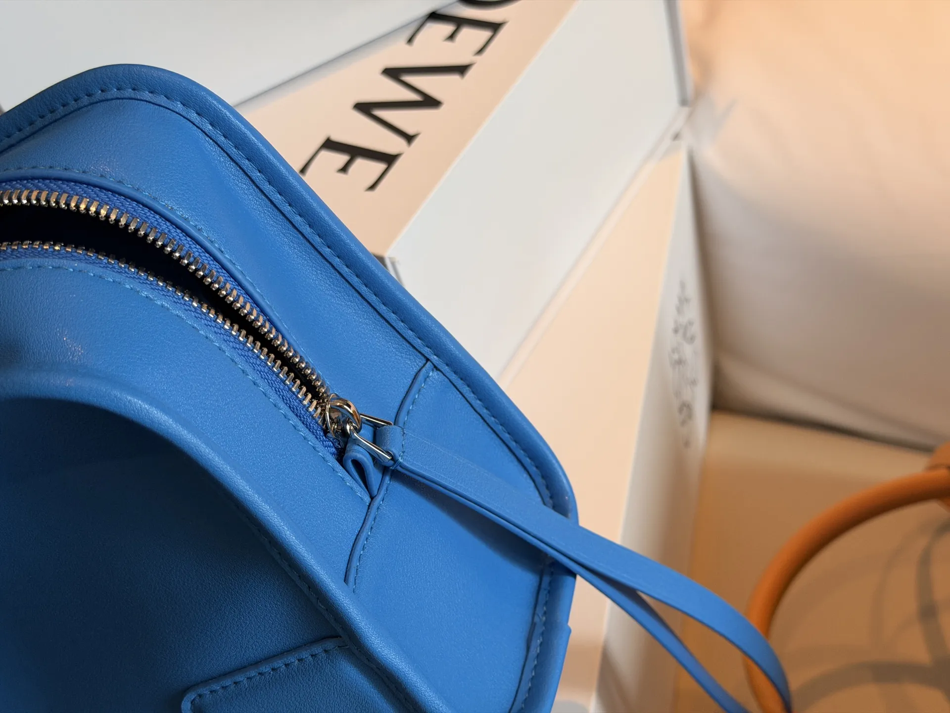💰250 配盒 size：24.5*17cm loewe 罗意威Amazona180 吐司包 一年四季的松弛感 刷到明星们在背LOEWE的这只Amazona180 太戳我了 拿到手就更确定了! 一年四季都很适合 看越耐看。 Softfit松弛感穿搭