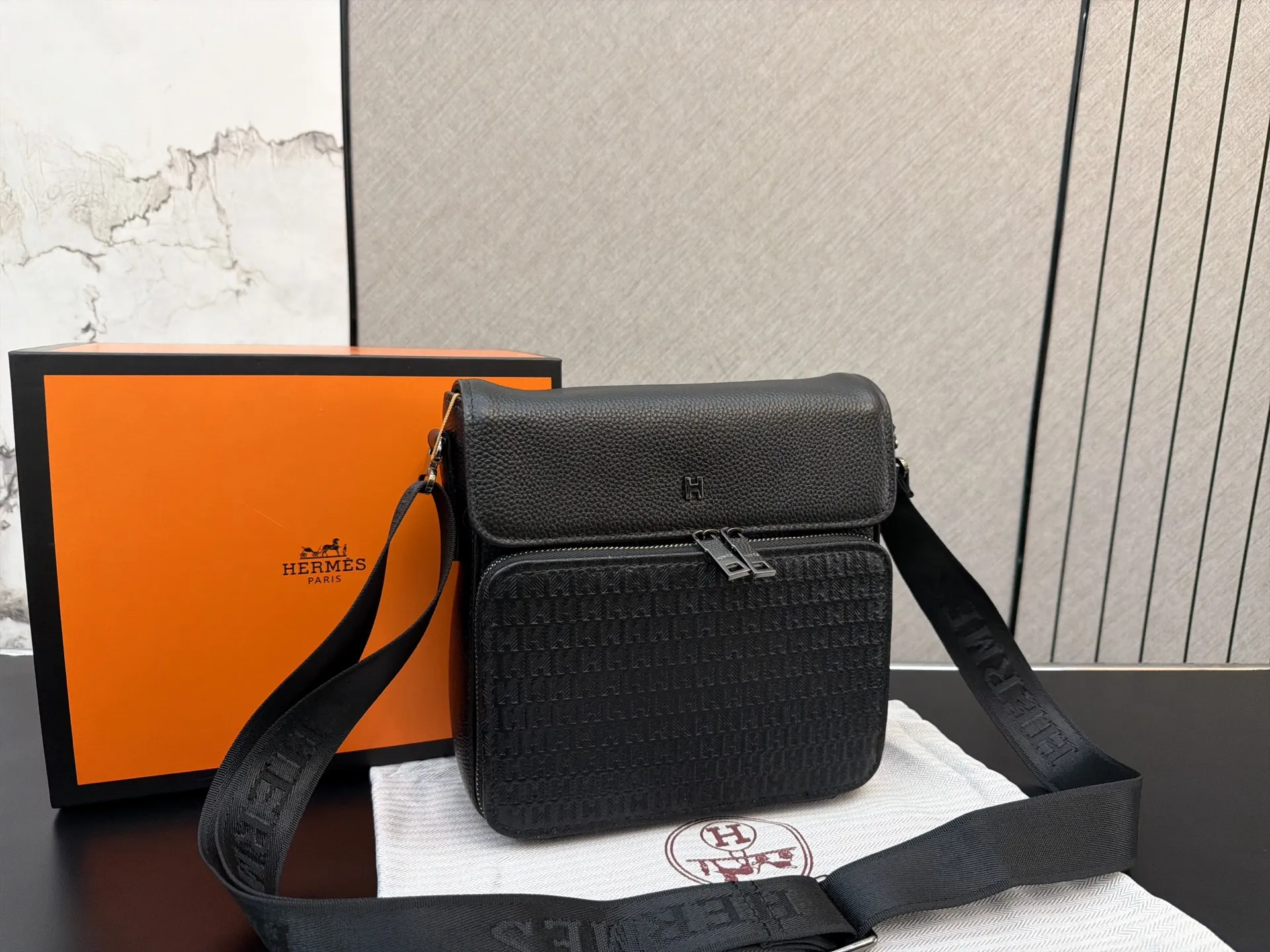 P180 Herm&egrave;s 爱马仕 压花牛皮邮差包 男士单肩斜挎包 经典百搭 实物拍摄 配送防尘袋 礼盒 22 x 19 cm