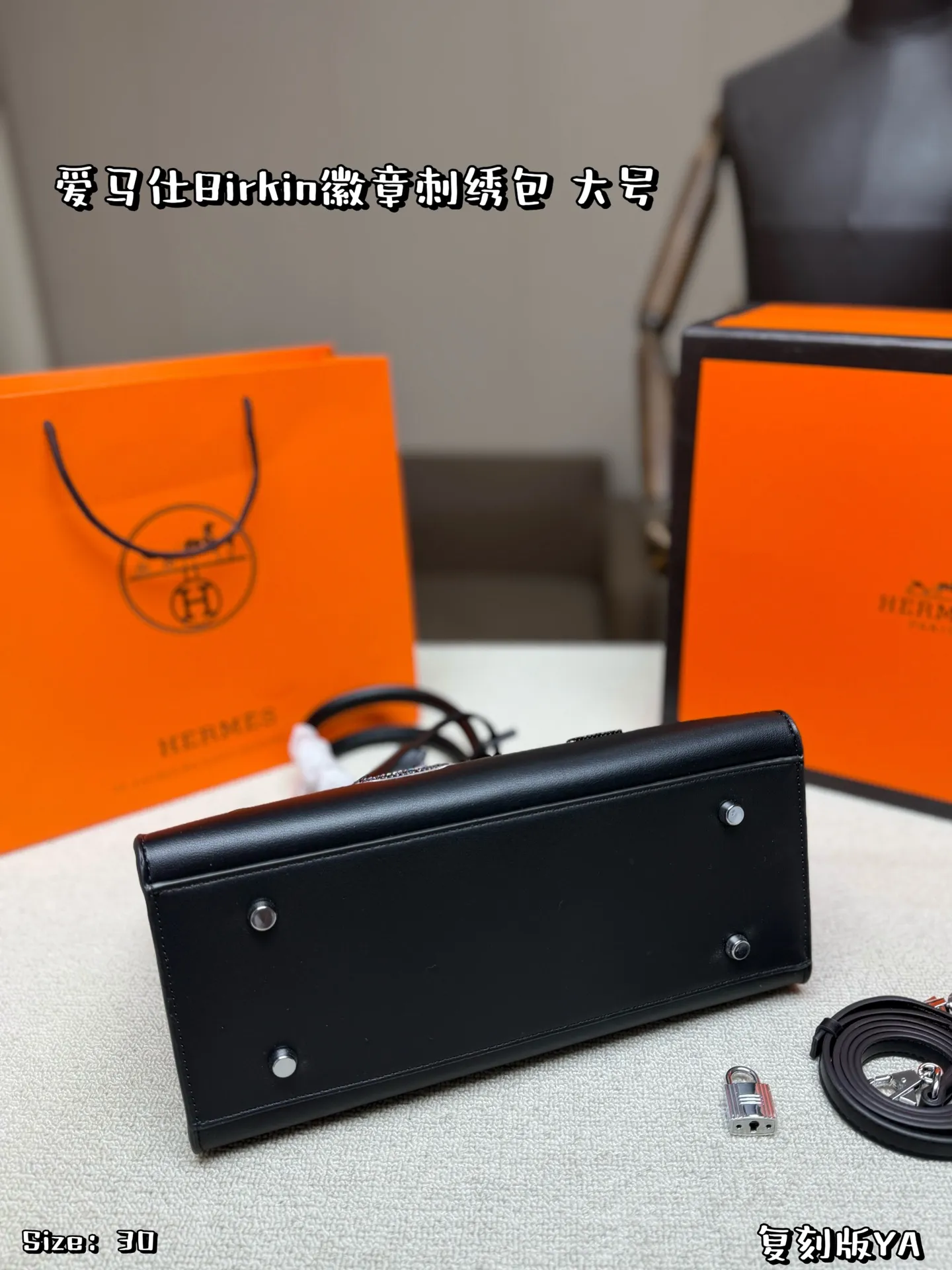 大号P200 折叠盒 爱马仕Birkin徽章刺绣包是爱马仕限量系列，质感细腻又耐用✨。正面徽章刺绣+钉珠工艺，灵感来自马具元素，复古又创新，收藏价值超高！手提or斜挎都很百搭，日常出街、正式场合都能轻松驾驭💼。手工刺绣细节满分，实用与艺术感兼具，是爱马仕粉丝必入的稀有款 尺寸30*25