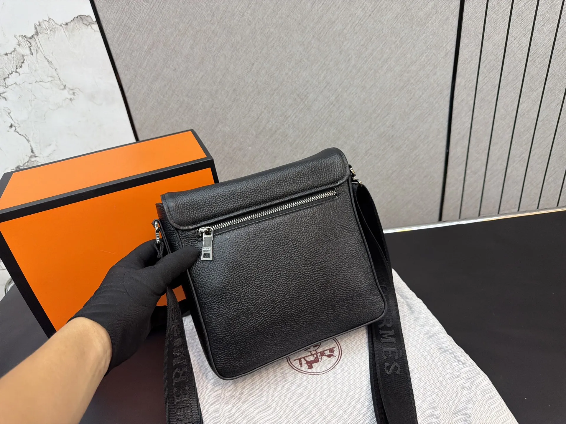 P180 Herm&egrave;s 爱马仕 压花牛皮邮差包 男士单肩斜挎包 经典百搭 实物拍摄 配送防尘袋 礼盒 22 x 19 cm